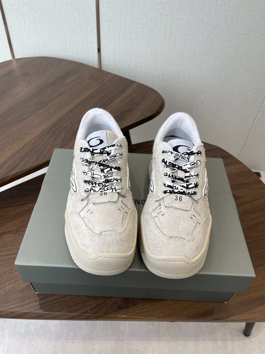 NO:747035,Balenciaga Hamptons Worn-Out 26FW thick-soled sneakers and casual shoes. The two-color color matching creates a stronger visual impact. The same foot feel as always, versatile style, can be used in all seasons. Original factory data. (last, grid, upper, outsole, manufacturing process are all restored to the original process). Cowhide fabric and mesh lining material. The entire upper is worn and damaged. Tire pattern sole 15mm arch shoes Balenciaga  The latest swirling brand logo, debossed Balenciaga logo and size on the back, pull-on back Made in China, through the material proportions and simple use of colors, a relatively soft design is used on the upper to highlight the highlights of the shoe Size35-39, casual shoes/sports shoes, balenciaga, balenciaga, sneakers, cowhide19860909巴黎世家Balenciaga Hamptons Worn-Out 26FW 厚底板鞋 休闲鞋 双色拼色相撞,视觉冲击更加强烈,一如既往的脚感,百搭的风格,四季皆可 请款 原厂数据.（楦.格.鞋面.大底.做法工艺均还原原版工艺） 牛皮面料和网布内里材质 鞋面整只磨损破坏效果 轮胎花纹鞋底 15毫米足弓鞋 Balenciaga 最新回旋品牌标识 后帮凹印 Balenciaga 徽标和尺码 后帮拉帮 中国制造 透过材质比例的拿捏和单纯的用色,在鞋面采用相对柔和的设计,衬出鞋款亮点 Size35-39,休闲鞋/运动鞋,balenciaga,balenciaga,sneakers,cowhide,Women's Shoes