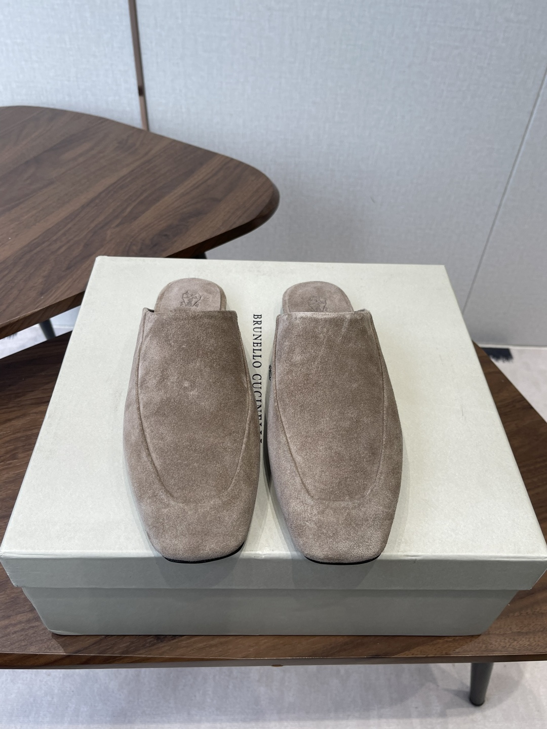 NO:747031,BrunelloCucinelliBC 26ss spring and summer flat square-toe slippers and mules. Square-toe shoes are always very feminine, elegant, refined, not hasty or slow, and have a kind of temperament that many loafers cannot match. But if pointed-toe high-heeled shoes are tired after wearing them for a long time, then a pair of square-toe flat shoes that are easy to wear and look good are just needed. Imported cowhide, fine leather, foot feel is very important. This needs no introduction. Women know the importance of a good pair of shoes to avoid all kinds of friction and wear on the feet.  Delicate texture is a must. Material: imported cowhide. Foot pads: sheepskin. Outsole: genuine leather sole imported from Italy. Size#35-41 (40 41 custom-made, non-refundable), half drag, brunello cucinelli, loafers, flats, high heels, slippers, cowhide, sheepskin19860909BrunelloCucinelliBC 26ss 春夏平底方头拖鞋穆勒鞋 方头鞋一贯是很有女人味的 优雅 精致不急不缓 是有一种气质的这是很多乐福鞋比拟不了的 但是如果尖头高跟鞋穿久了累 那么一双好穿好看的方头平底鞋就是刚需了 进口牛皮 皮质细腻 脚感很重要 这个不需要多说 女人太懂一双好鞋的重要性了 避免各种摩擦磨脚 细腻的质感就是必须要有的 材质:进口牛皮 垫脚:羊皮 大底:意大利进口真皮底 Size#35-41（40 41订做不退换）,半拖,brunello cucinelli,loafers,flats,high heels,slippers,cowhide,sheepskin,Women's Shoes
