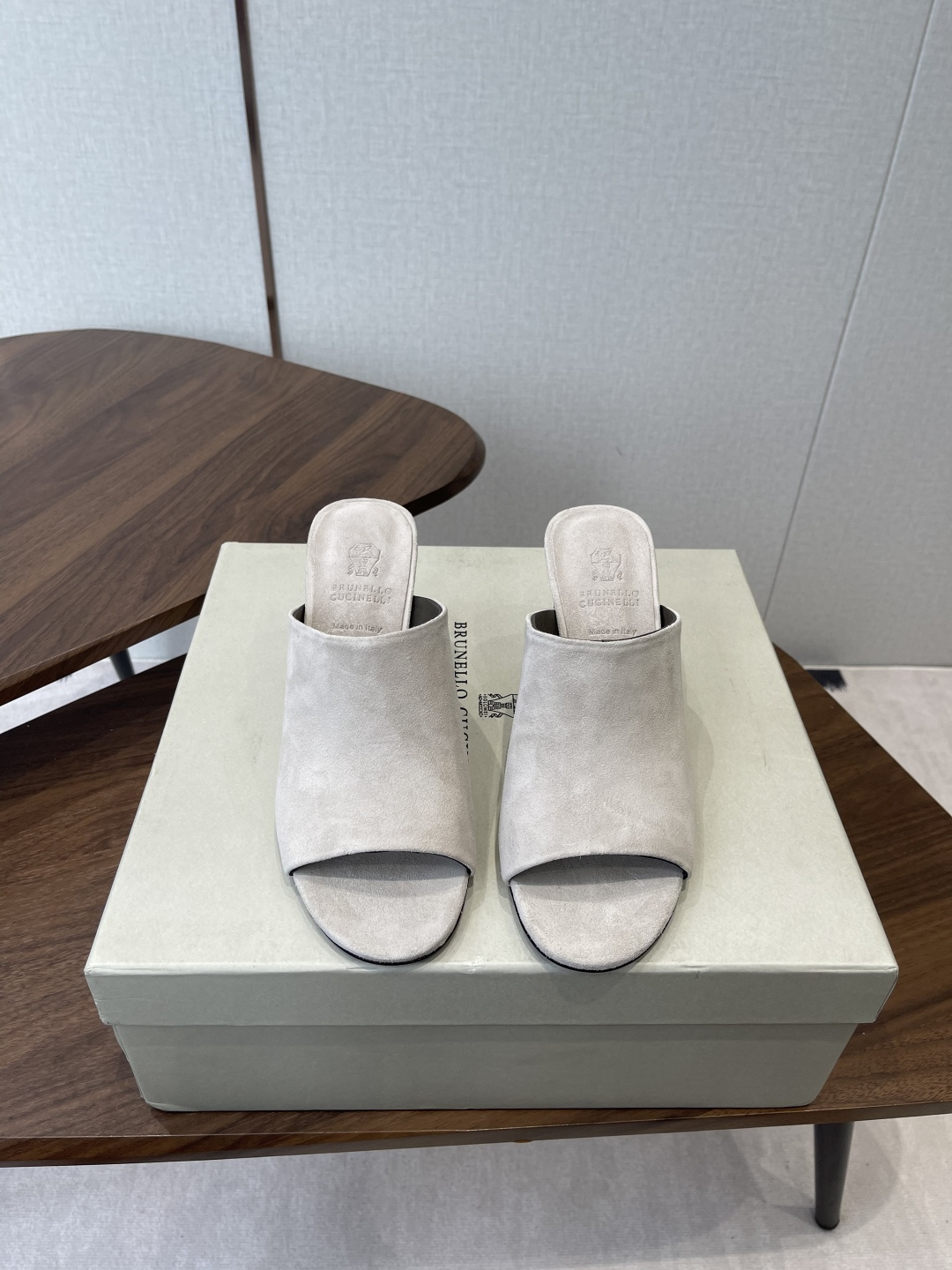 NO:757358,Brunello Cucinelli BC 26 new series high-heeled slippers. This sandal slipper style is classic and will never go out of style!  The personalized logo and unique water ripple groove design on the outsole make it instantly luxurious!  Wear it so you don’t have to change your shoes this summer!  Upper imported suede, imported cowhide, lining comfortable and breathable cowhide lining cashmere pad, outsole Italian genuine leather outsole injection molding Size#35-42 (40 41 42 customized, non-returnable), high heels and slippers, brunello cucinelli, high heels, slippers, cowhide, chamois leather, Leather soles19860909Brunello Cucinelli BC 26新款系列 跟高拖鞋 此款凉拖鞋鞋型堪称经典,永不过时！ 外底上的个性logo和独特的水波纹凹槽设计,奢华度瞬间爆棚！带上它这个夏天就不用再换鞋了！ 鞋面进口麂皮 进口牛皮 内里舒适透气牛皮里羊绒垫 大底意大利真皮大底注塑 Size#35-42（40 41 42订做不退换）,高跟鞋拖鞋,brunello cucinelli,high heels,slippers,cowhide,chamois leather,Leather soles,Women's Shoes