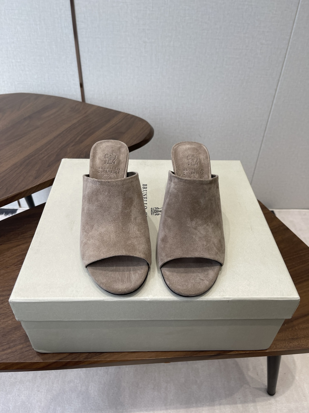 NO:757364,Brunello Cucinelli BC 26 new series high-heeled slippers. This sandal slipper style is classic and will never go out of style!  The personalized logo and unique water ripple groove design on the outsole make it instantly luxurious!  Wear it so you don’t have to change your shoes this summer!  Upper imported suede, imported cowhide, lining comfortable and breathable cowhide lining cashmere pad, outsole Italian genuine leather outsole injection molding Size#35-42 (40 41 42 customized, non-returnable), high heels and slippers, brunello cucinelli, high heels, slippers, cowhide, chamois leather, Leather soles19860909Brunello Cucinelli BC 26新款系列 跟高拖鞋 此款凉拖鞋鞋型堪称经典,永不过时！ 外底上的个性logo和独特的水波纹凹槽设计,奢华度瞬间爆棚！带上它这个夏天就不用再换鞋了！ 鞋面进口麂皮 进口牛皮 内里舒适透气牛皮里羊绒垫 大底意大利真皮大底注塑 Size#35-42（40 41 42订做不退换）,高跟鞋拖鞋,brunello cucinelli,high heels,slippers,cowhide,chamois leather,Leather soles,Women's Shoes