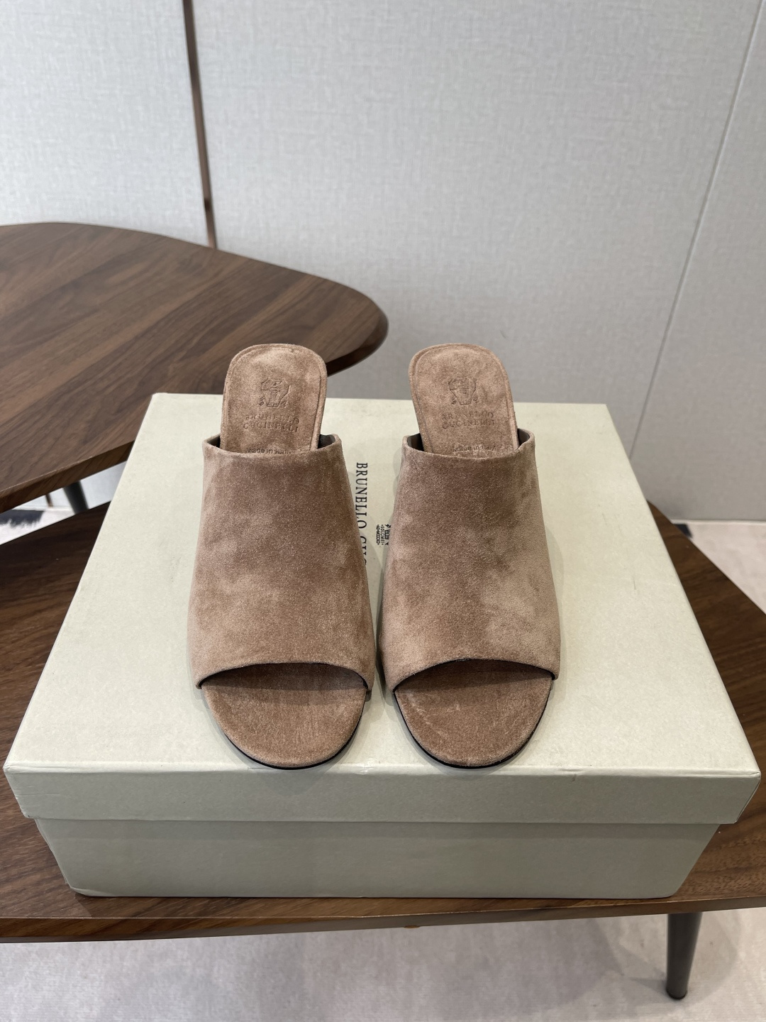 NO:747029,Brunello Cucinelli BC 26 new series high-heeled slippers. This sandal slipper style is classic and will never go out of style!  The personalized logo and unique water ripple groove design on the outsole make it instantly luxurious!  Wear it so you don’t have to change your shoes this summer!  Upper imported suede, imported cowhide, lining comfortable and breathable cowhide lining cashmere pad, outsole Italian genuine leather outsole injection molding Size#35-42 (40 41 42 customized, non-returnable), high heels and slippers, brunello cucinelli, high heels, slippers, cowhide, chamois leather, Leather soles19860909Brunello Cucinelli BC 26新款系列 跟高拖鞋 此款凉拖鞋鞋型堪称经典,永不过时！ 外底上的个性logo和独特的水波纹凹槽设计,奢华度瞬间爆棚！带上它这个夏天就不用再换鞋了！ 鞋面进口麂皮 进口牛皮 内里舒适透气牛皮里羊绒垫 大底意大利真皮大底注塑 Size#35-42（40 41 42订做不退换）,高跟鞋拖鞋,brunello cucinelli,high heels,slippers,cowhide,chamois leather,Leather soles,Women's Shoes