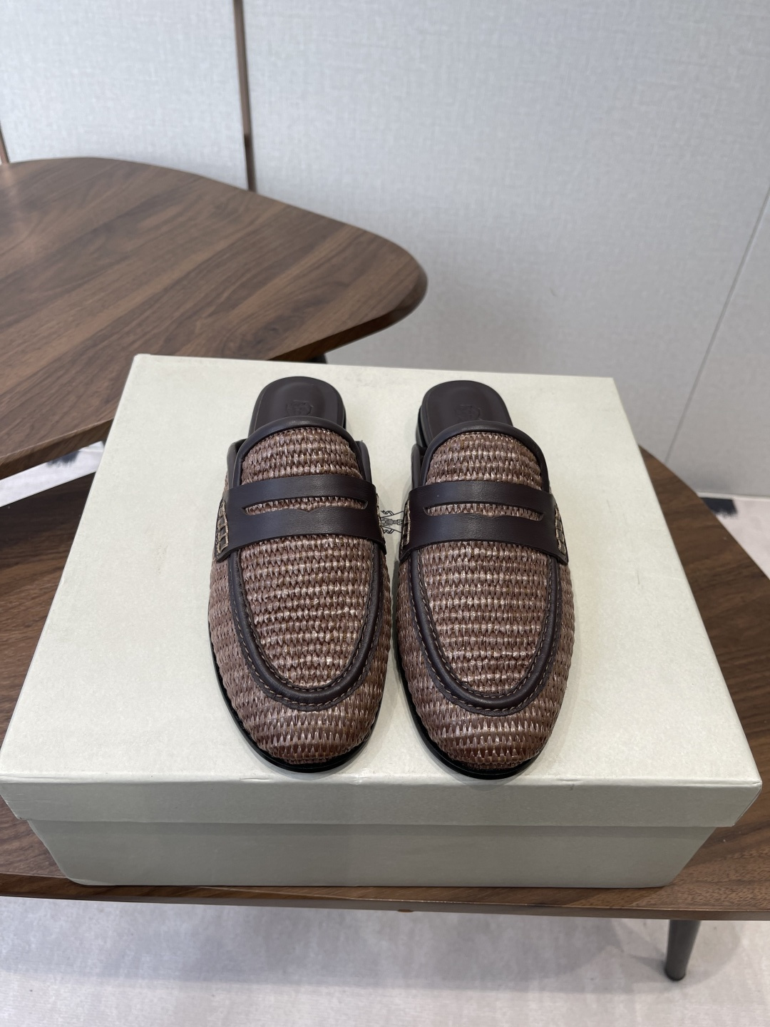 NO:747027,Half-flop single shoes [BRUNELLO CUCINELLI] New straw woven BC flat-soled half-flop single shoes BC are very tasteful!  It also looks great worn with a pair of socks, and looks great worn with jeans!  As one of women's favorite brands, every model they sell is truly addictive. It is an indispensable item for girls' shoe cabinets. BC is a well-known Italian brand with minimalist style and purely handmade bead chain accessories!  Retro and high-end!  Simple and elegant, it is a very attractive style!  The king of advanced jokers, completely irresistible!  The feet feel very good and comfortable!  It looks ordinary, but looks slim and handsome!  Not limited to any occasion, daily work, fashionable and capable!  Whether paired with skirts or trousers, it’s very versatile!  Super eye-catching!  Upper raffia/sheepskin, sheepskin insole, injection molded leather outsole size 35-41 (40 41 custom made, non-returnable), loafers and half slippers, brunello cucinelli, loafers, espadrilles, skirts, jeans, sheepskin, Leather soles, socks19860909半拖单鞋【BRUNELLO CUCINELLI】新款草编织BC平底半拖 单鞋  bc很有品味！配上一双袜子穿也很不错,搭配牛仔裤穿也好看！ 作为女性最爱的品牌之一,真的出的每一款都让人爱不释手,女生鞋柜必不可少的单品 BC是意大利知名品牌,极简主义风格,纯手工串联珠链配饰！复古又高级！简约又大气,属于非常耐看的款式！ 高级百搭之王,完全没有抵抗力！脚感很好很舒服！看起来平平无奇,穿起来又瘦又帅！ 不局限任何场合,日常工作、时尚又干练！不管搭配 裙装、裤装、都非常百搭！超级耐看！ 鞋面拉菲草／羊皮 ,羊皮鞋垫,注塑真皮大底 size35-41(40 41订做不退换),乐福鞋半拖,brunello cucinelli,loafers,espadrilles,skirts,jeans,sheepskin,Leather soles,socks,Women's Shoes