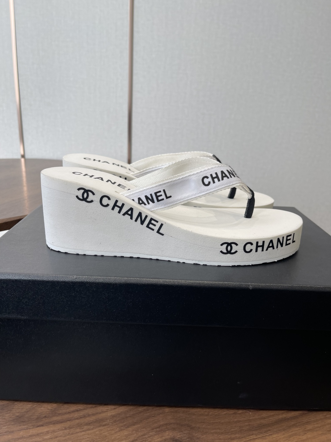 Chanel CHANEL小香26ss春夏 松糕凉拖系列… 在这个IN时代 的拖鞋…