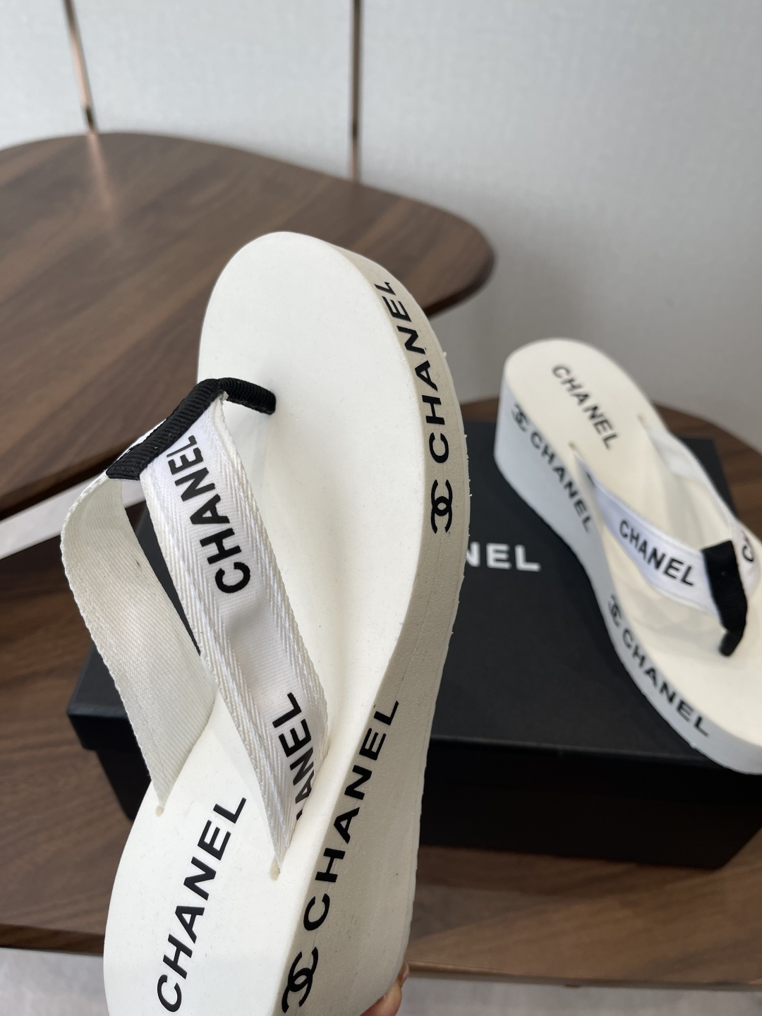 Chanel CHANEL小香26ss春夏 松糕凉拖系列… 在这个IN时代 的拖鞋…