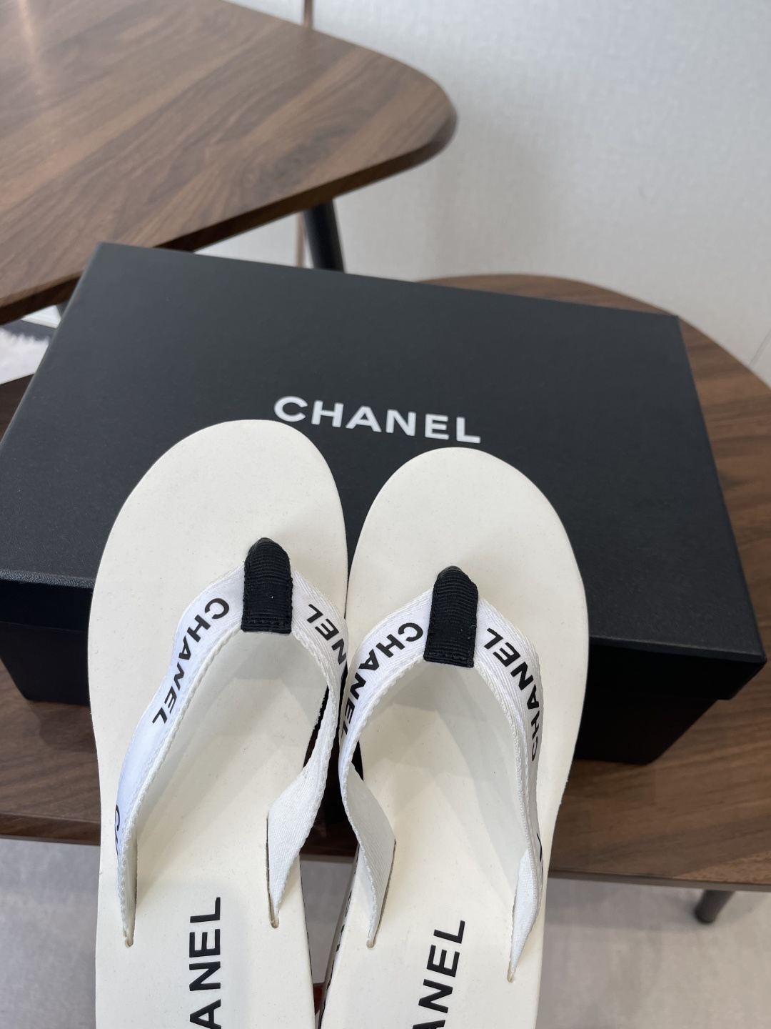 Chanel CHANEL小香26ss春夏 松糕凉拖系列… 在这个IN时代 的拖鞋…