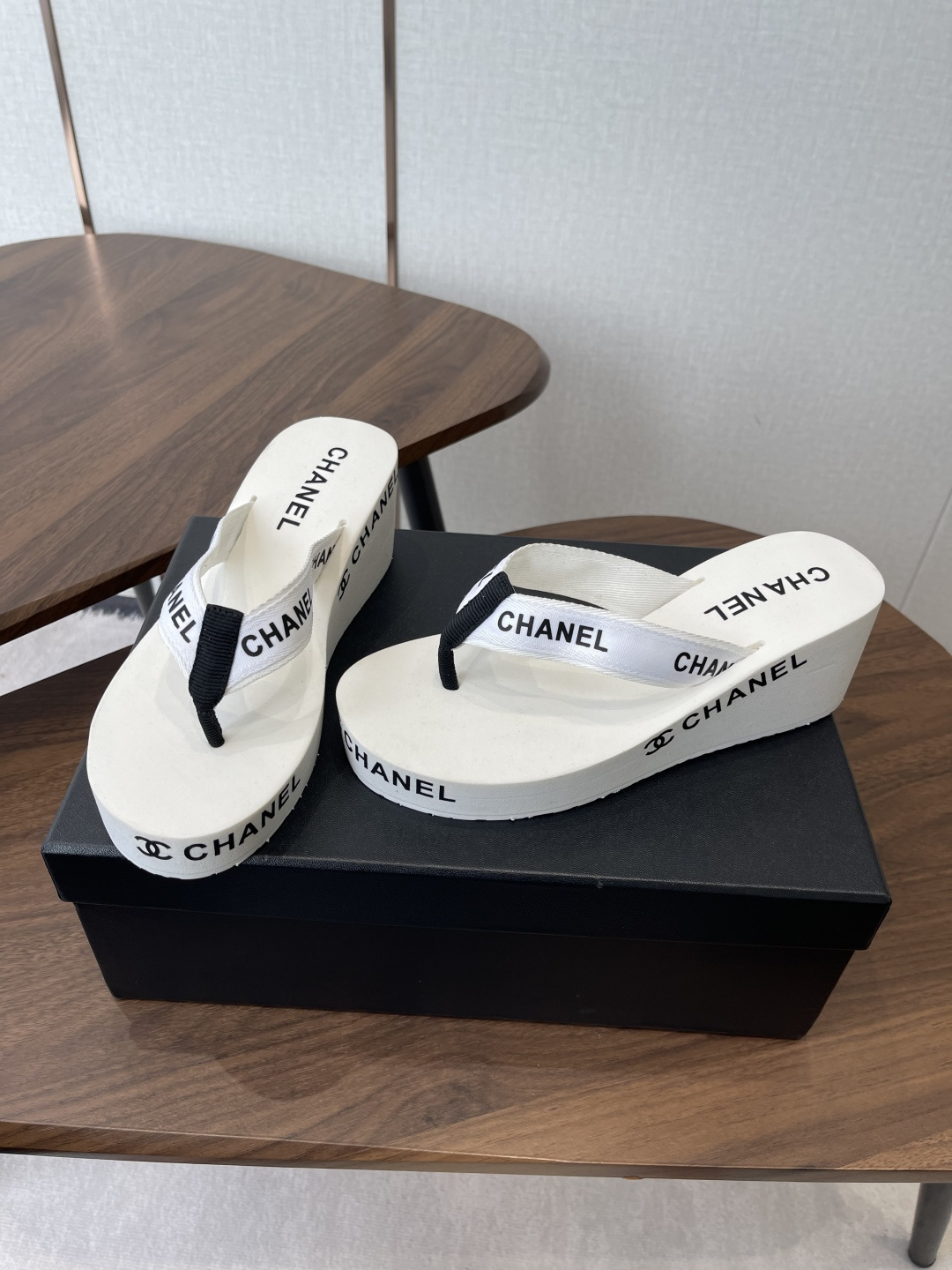 Chanel CHANEL小香26ss春夏 松糕凉拖系列… 在这个IN时代 的拖鞋…