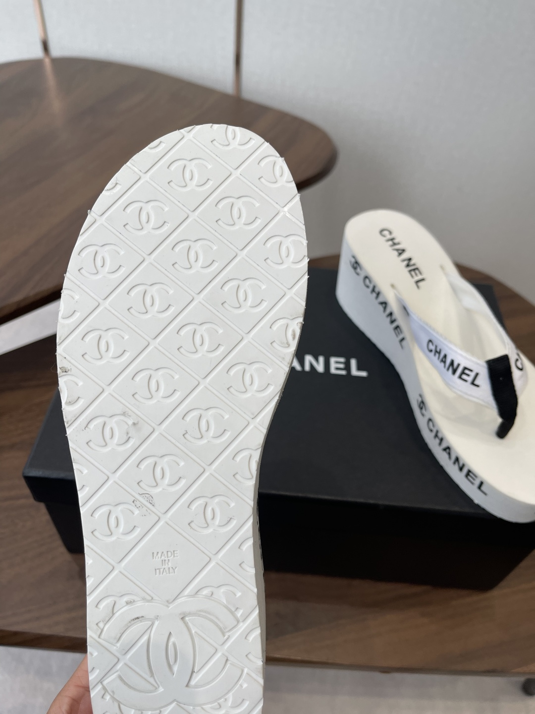 Chanel CHANEL小香26ss春夏 松糕凉拖系列… 在这个IN时代 的拖鞋…