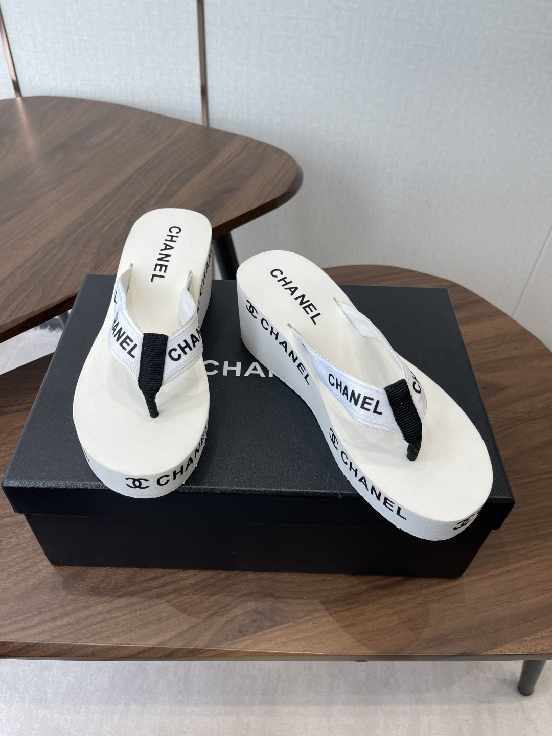 Chanel CHANEL小香26ss春夏 松糕凉拖系列… 在这个IN时代 的拖鞋…