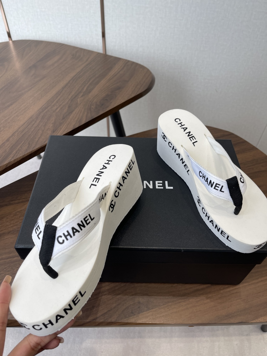 Chanel CHANEL小香26ss春夏 松糕凉拖系列… 在这个IN时代 的拖鞋…