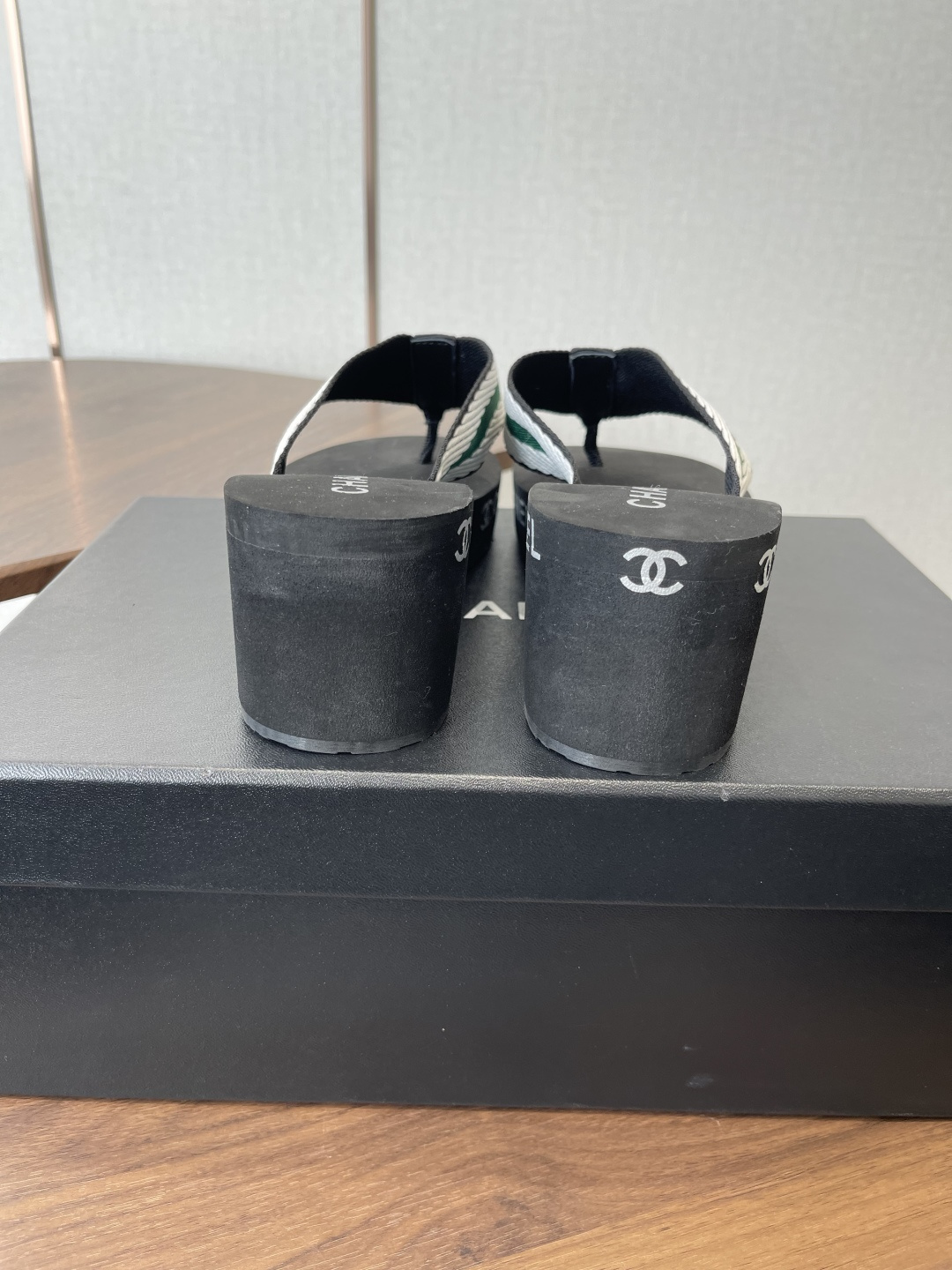 Chanel CHANEL小香26ss春夏 松糕凉拖系列… 在这个IN时代 的拖鞋…