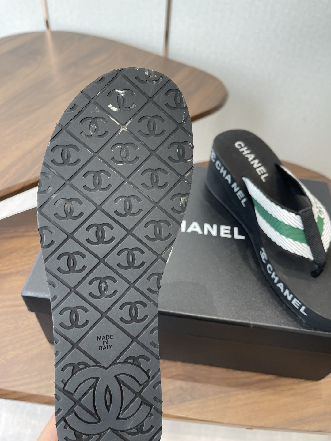 Chanel CHANEL小香26ss春夏 松糕凉拖系列… 在这个IN时代 的拖鞋…