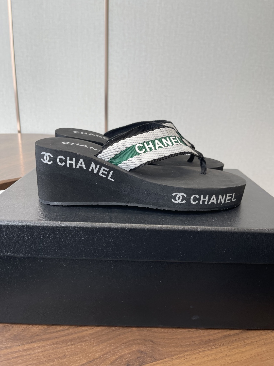 Chanel CHANEL小香26ss春夏 松糕凉拖系列… 在这个IN时代 的拖鞋…