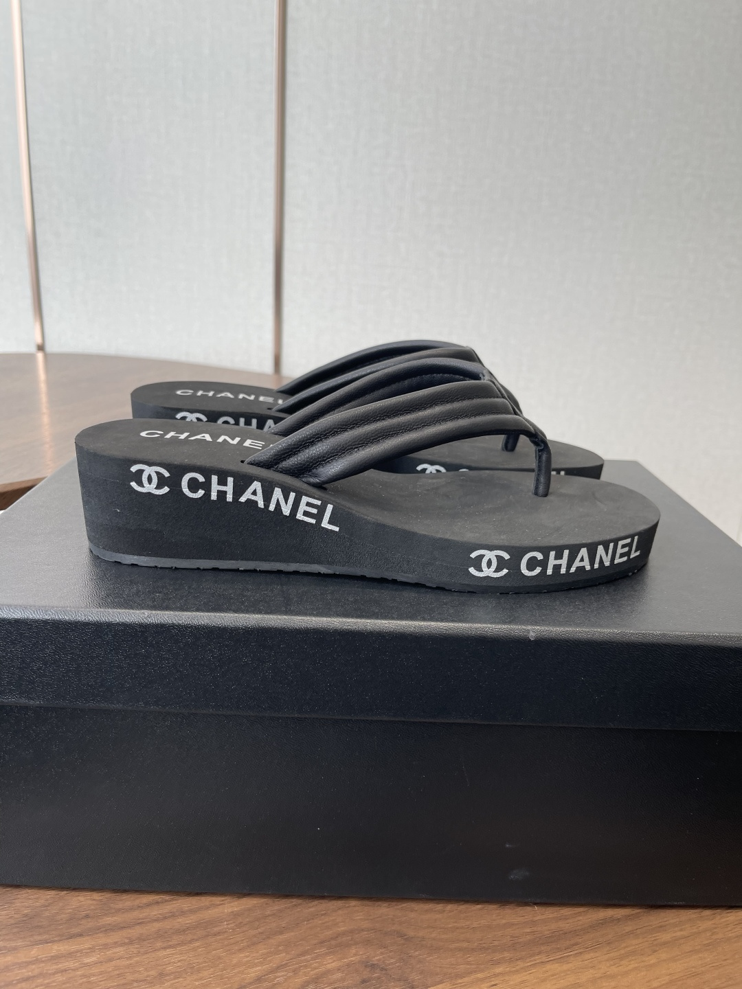 Chanel 松糕凉拖系列… 在这个IN时代 的拖鞋…