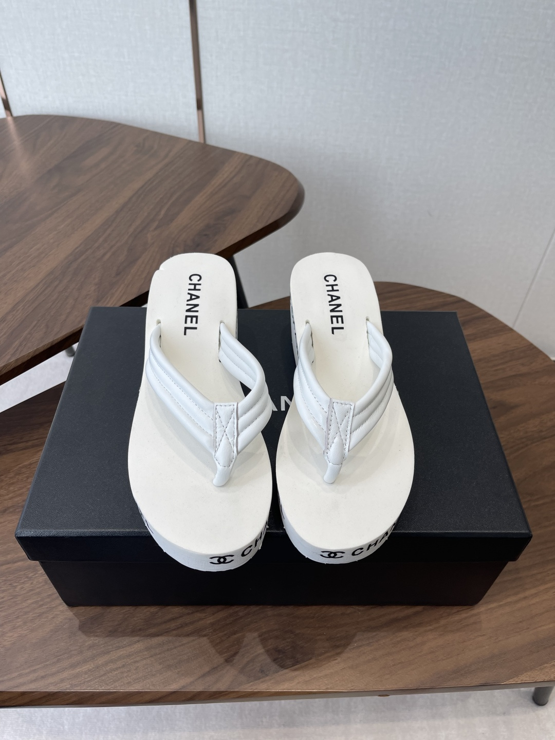 Chanel 松糕凉拖系列… 在这个IN时代 的拖鞋…