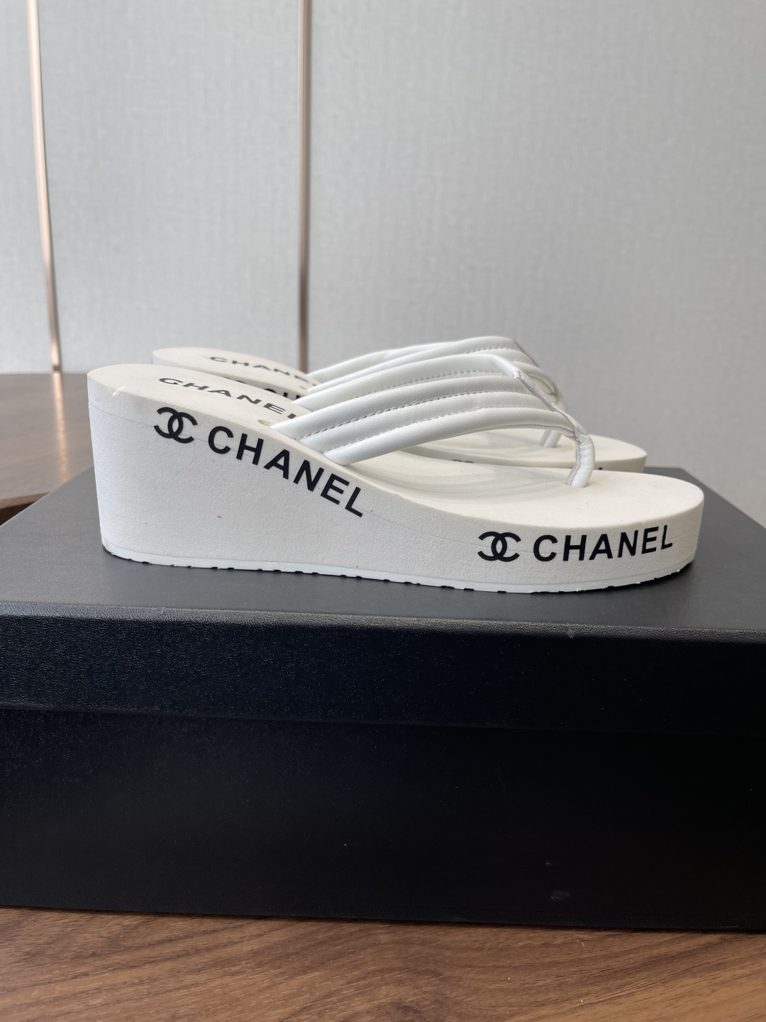 Chanel 松糕凉拖系列… 在这个IN时代 的拖鞋…