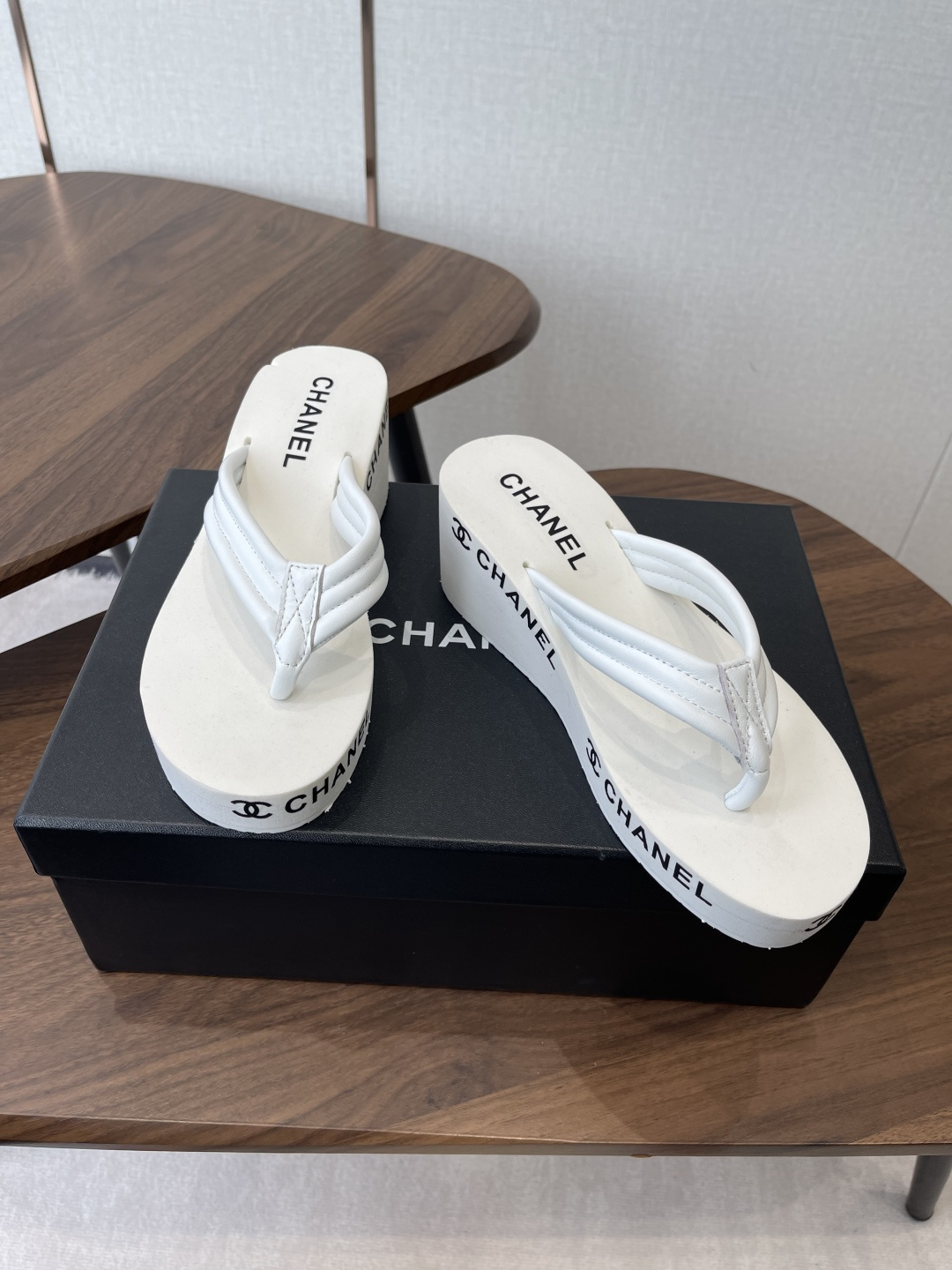 Chanel 松糕凉拖系列… 在这个IN时代 的拖鞋…