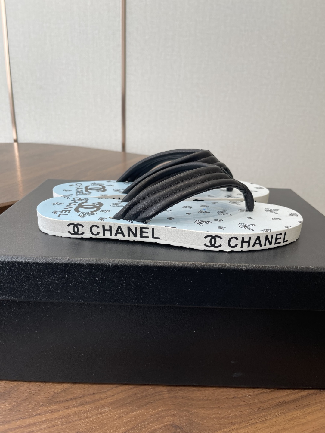 Chanel 松糕凉拖系列… 在这个IN时代 的拖鞋…