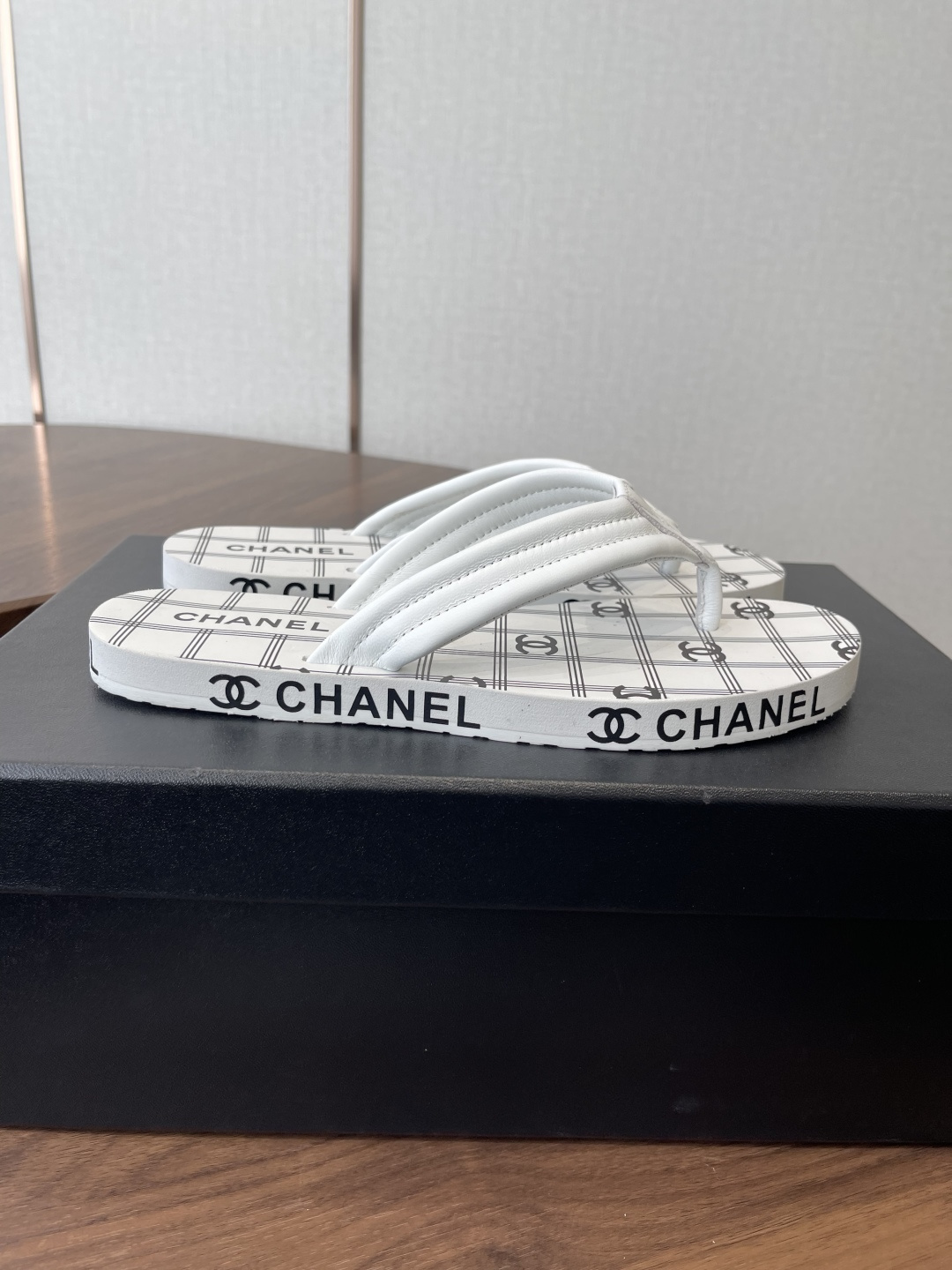 Chanel 松糕凉拖系列… 在这个IN时代 的拖鞋…