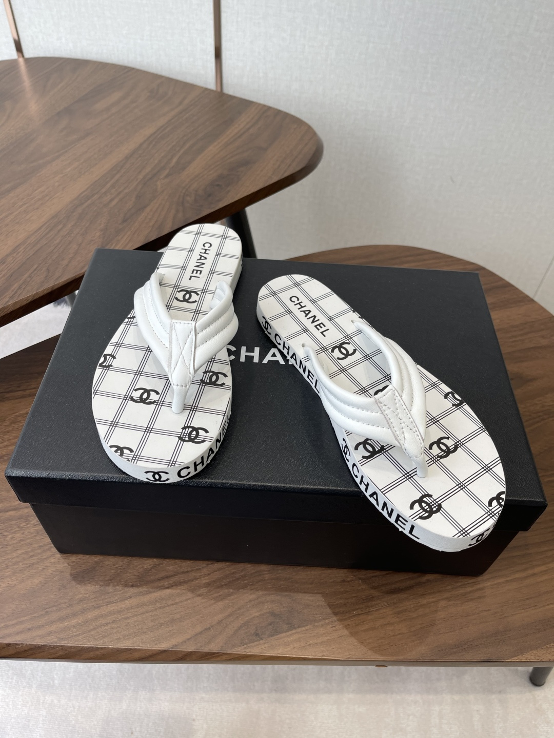 Chanel 松糕凉拖系列… 在这个IN时代 的拖鞋…