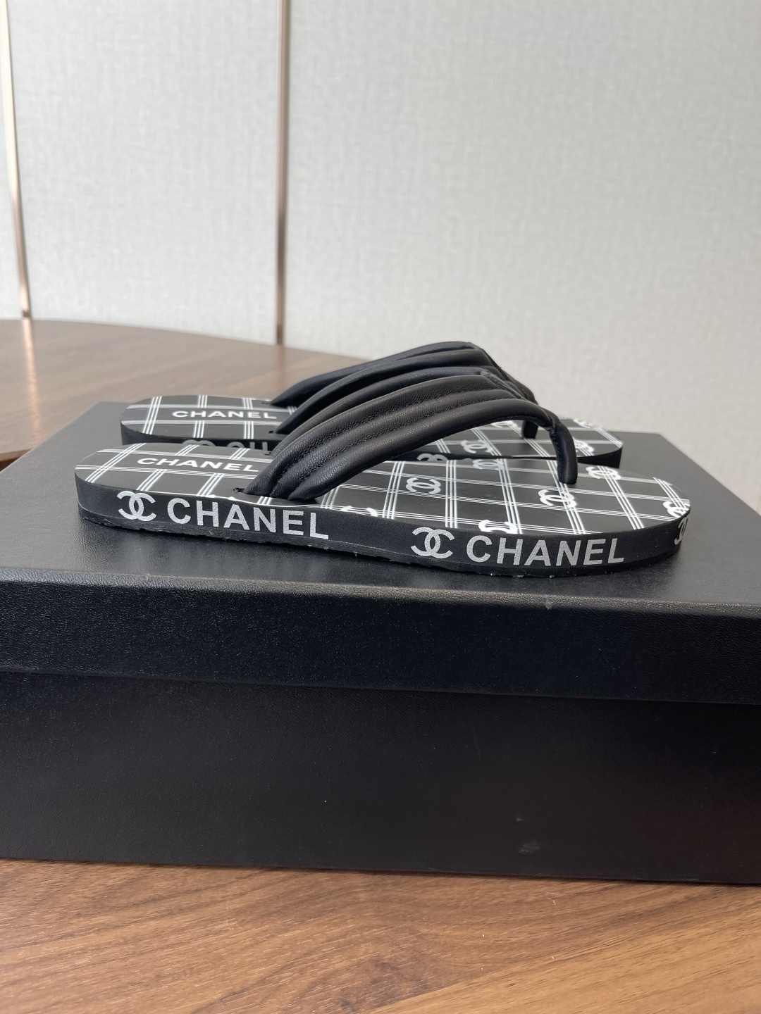 Chanel 松糕凉拖系列… 在这个IN时代 的拖鞋…