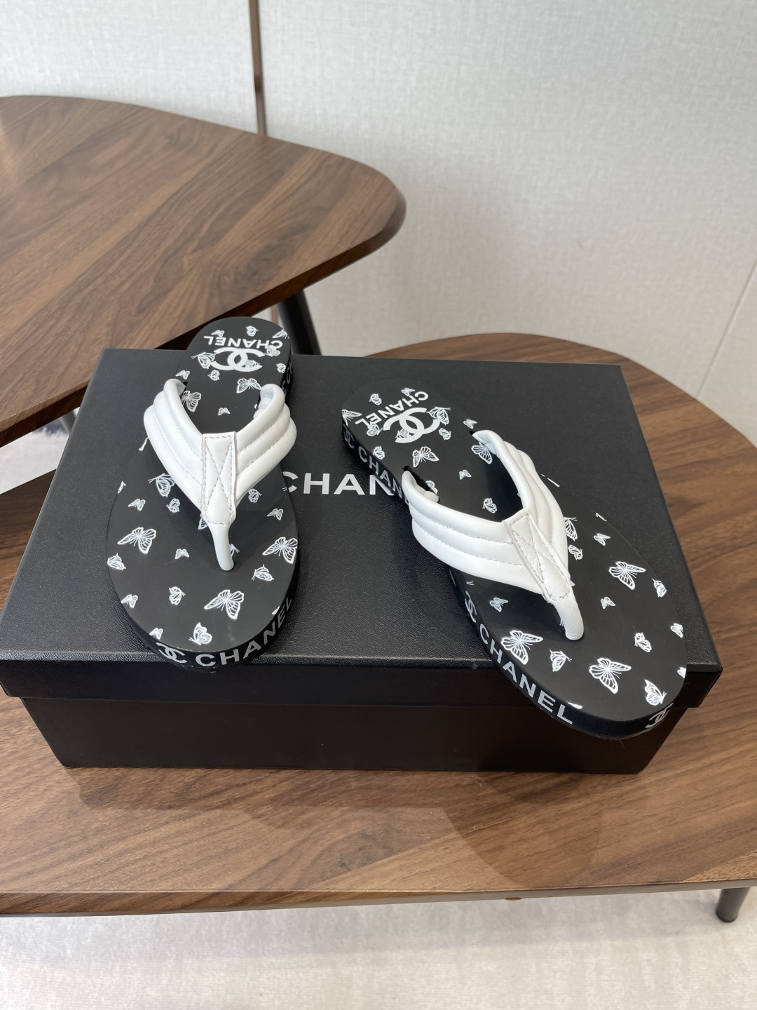 Chanel 松糕凉拖系列… 在这个IN时代 的拖鞋…