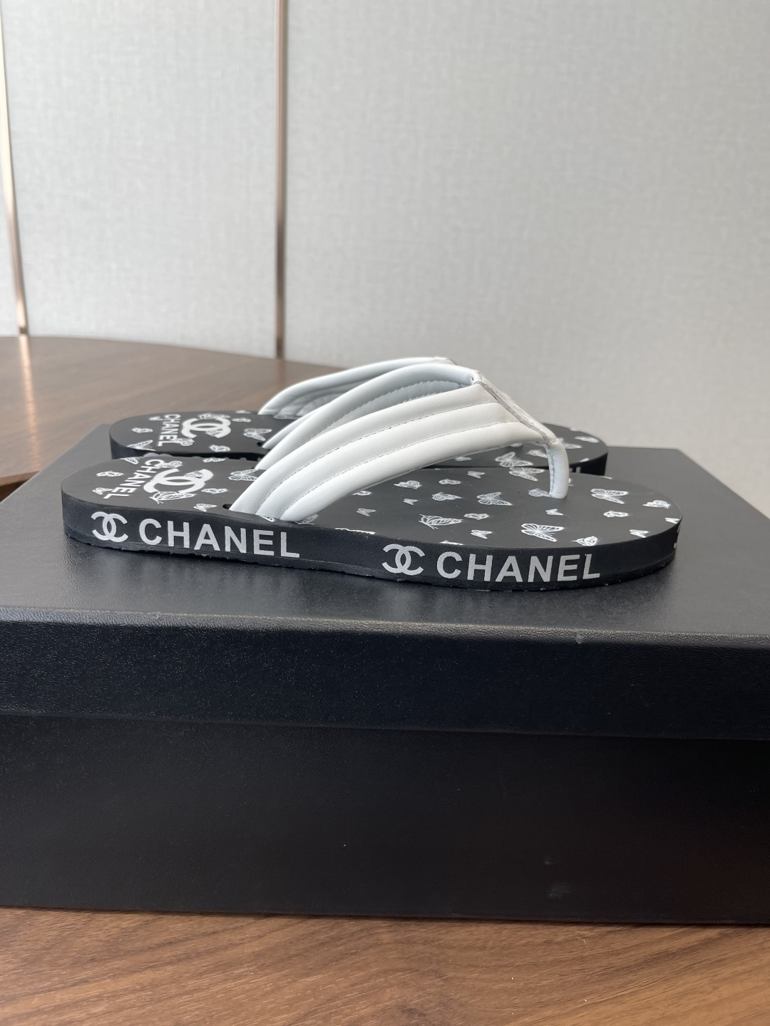 Chanel 松糕凉拖系列… 在这个IN时代 的拖鞋…