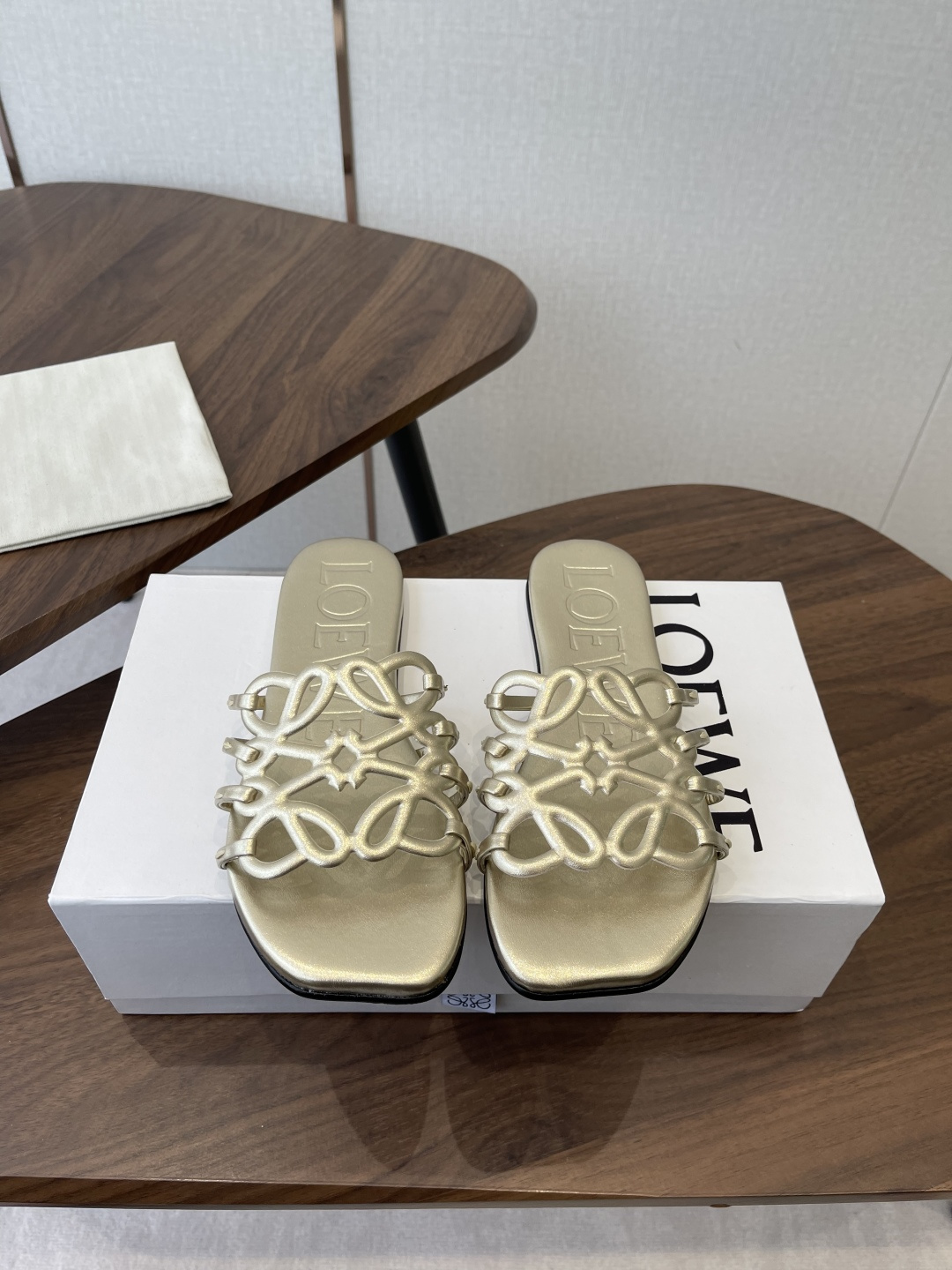 NO:816131,LOEWE's new spring and summer slippers. The crazy simple design feels cleaner and more elegant. It will make you miss it. The color is also very attractive and beautiful. It is full of temperament instantly when you put it on your feet. It is invincibly handsome and stylish. The upper is made of cowhide print. The lining is tiptoe. Sheepskin. Injection-molded leather outsole imported from Italy. Size#35-42 (40 41  42 Customized (non-refundable), slippers, loewe, loewe, slippers, cowhide, sheepskin, Leather soles19860909LOEWE 罗意威春夏新品 拖鞋 疯狂种草简约设计感觉更干净优雅 让你念念不忘 颜色也很耐看漂亮,上脚瞬间气质十足气场,简直无敌帅气有型 鞋面采用牛皮印花 内里踮脚 羊皮 意大利进口注塑真皮大底 Size#35-42（40 41 42定制不退换）,拖鞋,loewe,loewe,slippers,cowhide,sheepskin,Leather soles,Women's Shoes