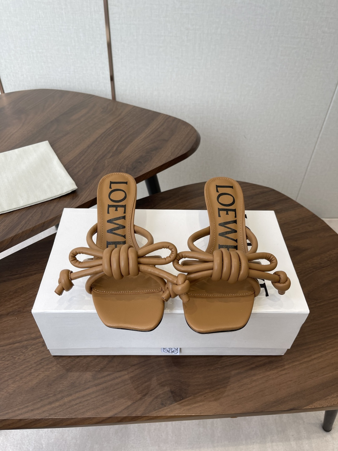 NO:816134,LOEWE 26ss new retro-style small high-heeled beach slippers ~ Xiaohongshu, a popular model on the Internet. A recently popular slipper. Super cute. A must-have item that fashionistas must not miss. There is no complicated decoration. It has a great vintage feel. Pure and minimalist. It is neat and poetic. Super versatile. Fabric original custom material. Foot padding cowhide outsole. Italian imported genuine leather outsole. Heel height 4.5cm. Size 35-42.  (41.42 Customized items are non-refundable), slippers, loewe, loewe, slippers, cowhide, Leather soles19860909LOEWE 罗意威26ss新品复古风小高跟沙滩拖鞋～小红书、外网火爆款 最近大热的一款拖鞋 超级可爱 时髦精绝对不能错过的必入款,没有任何繁杂装饰,质感极好的vintage感,纯粹和极简做得利落又诗意 超级百搭款 面料原版定制材料 垫脚牛皮 大底意大利进口真皮大底 跟高4.5cm 码数35-42 (41.42订做不退换),拖鞋,loewe,loewe,slippers,cowhide,Leather soles,Women's Shoes