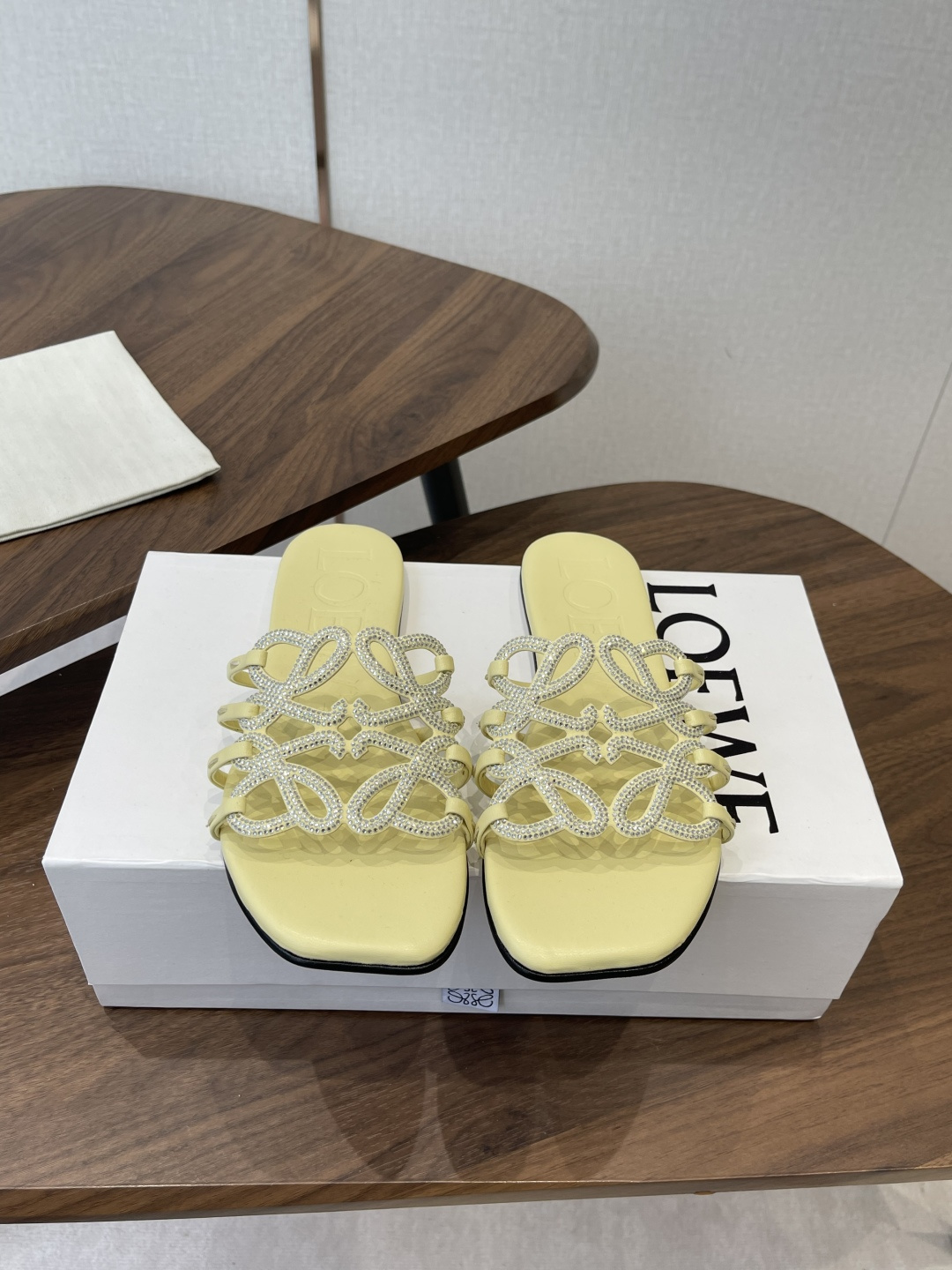 NO:816139,LOEWE's new spring and summer slippers. The crazy simple design feels cleaner and more elegant. It will make you miss it. The color is also very attractive and beautiful. It is full of temperament instantly when you put it on your feet. It is invincibly handsome and stylish. The upper is made of cowhide print. The lining is tiptoe. Sheepskin. Injection-molded leather outsole imported from Italy. Size#35-42 (40 41  42 Customized (non-refundable), slippers, loewe, loewe, slippers, cowhide, sheepskin, Leather soles19860909LOEWE 罗意威春夏新品 拖鞋 疯狂种草简约设计感觉更干净优雅 让你念念不忘 颜色也很耐看漂亮,上脚瞬间气质十足气场,简直无敌帅气有型 鞋面采用牛皮印花 内里踮脚 羊皮 意大利进口注塑真皮大底 Size#35-42（40 41 42定制不退换）,拖鞋,loewe,loewe,slippers,cowhide,sheepskin,Leather soles,Women's Shoes