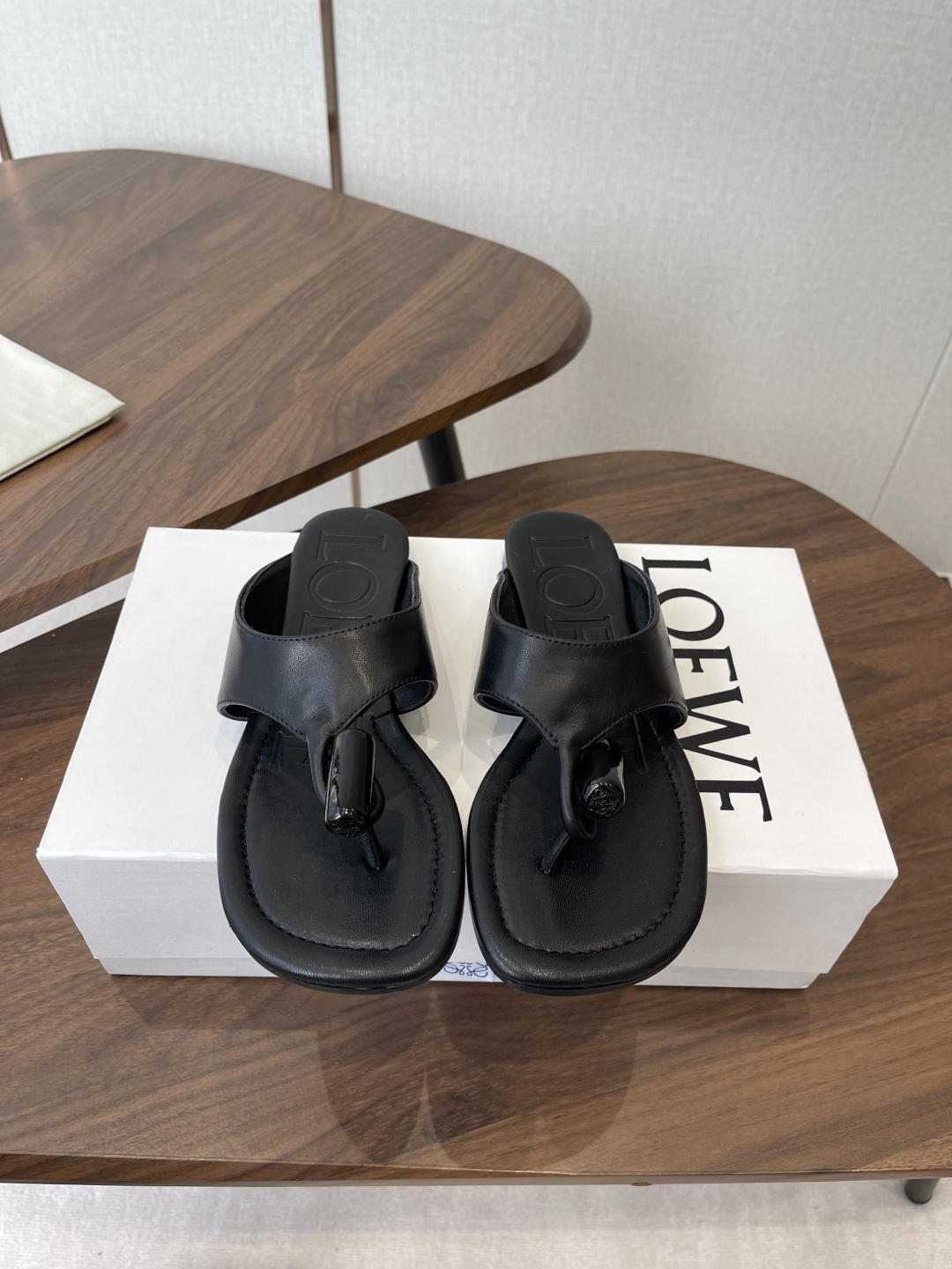NO:816145,LOEWE 26ss new spring and summer products Toggle flat-soled buckle flip-flops —————————— LOEWE is the most popular designer brand in the past two years, with simple design, clever details, fresh and refined!  If you don’t want to hit the streets with random styles, you can check out this brand. It’s relatively niche but is so easy to match. You can see this brand everywhere on Instagram and Xiaohongshu!  BS original one-to-one customization, original specific hybrid sheepskin upper, imported sheepskin lining, original molded outsole, customized non-slip outsole, high flat heel, code number 35-39 (40.41. Customized, non-returnable), split-toe shoes, loewe, loewe, slippers, sheepskin19860909LOEWE 罗意威26ss春夏新品 Toggle 平底扣环夹脚拖鞋 ————————— LOEWE作为这两年最受欢迎的设计师牌,设计简单、细节巧妙、清新脱俗！ 不想满大街撞款的可以看看这个品牌,比较小众却又是那么好搭配,ins、小红书随处可见这个品牌的身影 ！BS原版一比一定制 鞋面原版特定混种羊皮 内里进口羊皮 大底原版开模定制防滑大底 跟高平底 码数35-39（40.41.定制不退换）,分趾鞋,loewe,loewe,slippers,sheepskin,Women's Shoes