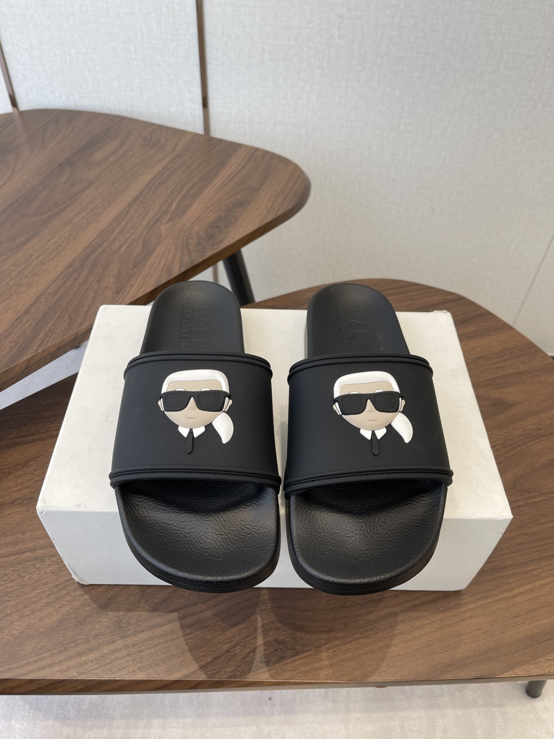 NO:901436,Karl Lagerfeld Cartoon Avatar Slippers｜Step on the fashion ICON under your feet, every step is accentuated!  This pair of slippers is Karl Lagerfeld's ultimate interpretation of 'comfort and style'. It is not only a pair of shoes, but also the finishing touch in your wardrobe. The cartoon avatar of Karl Lagerfeld on the upper is the finishing touch of the entire pair of shoes. The iconic white hair, sunglasses and high collar are presented in the form of three-dimensional relief, making them highly recognizable. Whether it is the vivid color model or the coolness of the all-black model, it can instantly enhance your style.  This pair of slippers redefines 'comfortism'. It allows you to enjoy ultimate relaxation while pursuing fashion. Whether it is paired with shorts, jeans, or a dress, it can be easily worn and becomes your best choice for going out in summer. Size40 41 42 43 44 45, slippers, slippers, skirts, shorts, jeans19860909Karl Lagerfeld 老佛爷卡通头像拖鞋｜把时尚ICON踩在脚下,每一步都是腔调！ 这双拖鞋,是Karl Lagerfeld对“舒适与型格”的终极诠释.它不仅仅是一双鞋,更是你衣橱里的点睛之笔. 鞋面上的Karl Lagerfeld卡通头像,是整双鞋的点睛之笔.标志性的白发、墨镜和高领,以立体浮雕的形式呈现,辨识度拉满.无论是彩色款的生动,还是全黑款的酷感,都能瞬间提升你的穿搭格调. 这双拖鞋,是对“舒适主义”的重新定义.它让你在追求时尚的同时,也能享受极致的放松.无论是搭配短裤、牛仔裤,还是连衣裙,都能轻松驾驭,成为你夏日出街的不二之选. Size40 41 42 43 44 45,拖鞋,slippers,skirts,shorts,jeans,Women's Shoes