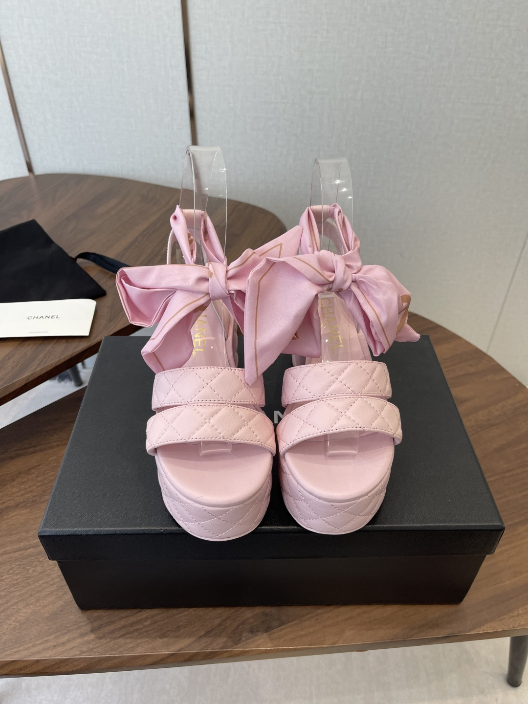 NO:901432,Chanel Xiaoxiang 26ss latest catwalk fashion, water platform high heels, top quality, light luxury but not tiring, can be matched with spring and summer clothes, highlighting texture and taste, simple yet luxurious appearance, even if it is just a sandal, it is definitely a must-have pair in the summer shoe cabinet. Imported sheepskin upper, imported sheepskin lining, outsole, Italian genuine leather.  Size#35-40 (40.41.42 custom-made, non-refundable), high heels and sandals, chanel, sandals, high heels, sheepskin, Leather soles19860909Chanel 小香 26ss最新走秀时装 水台高跟鞋 顶级品质 轻奢而不累脚、上脚可随意搭配春夏的服饰、更加彰显质感和品味、简约中带奢华的外观、哪怕只是一款凉鞋 绝对是要在夏日鞋柜必备双 鞋面进口羊皮 内里进口羊皮内里 大底意大利真皮大底 Size#35-40（40.41.42订做不退换）,高跟鞋凉鞋,chanel,sandals,high heels,sheepskin,Leather soles,Women's Shoes