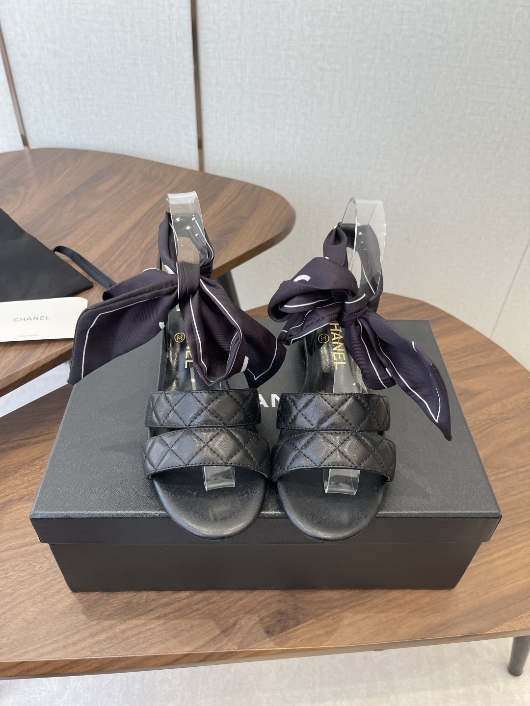 NO:901460,Chanel Xiaoxiang 26ss latest catwalk fashion, water platform high heels, top quality, light luxury but not tiring, can be matched with spring and summer clothes, highlighting texture and taste, simple yet luxurious appearance, even if it is just a sandal, it is definitely a must-have pair in the summer shoe cabinet. Imported sheepskin upper, imported sheepskin lining, outsole, Italian genuine leather.  Size#35-40 (40.41.42 custom-made, non-refundable), sandals, chanel, sandals, high heels, sheepskin, Leather soles19860909Chanel 小香 26ss最新走秀时装 水台高跟鞋 顶级品质 轻奢而不累脚、上脚可随意搭配春夏的服饰、更加彰显质感和品味、简约中带奢华的外观、哪怕只是一款凉鞋 绝对是要在夏日鞋柜必备双 鞋面进口羊皮 内里进口羊皮内里 大底意大利真皮大底 Size#35-40（40.41.42订做不退换）,凉鞋,chanel,sandals,high heels,sheepskin,Leather soles,Women's Shoes
