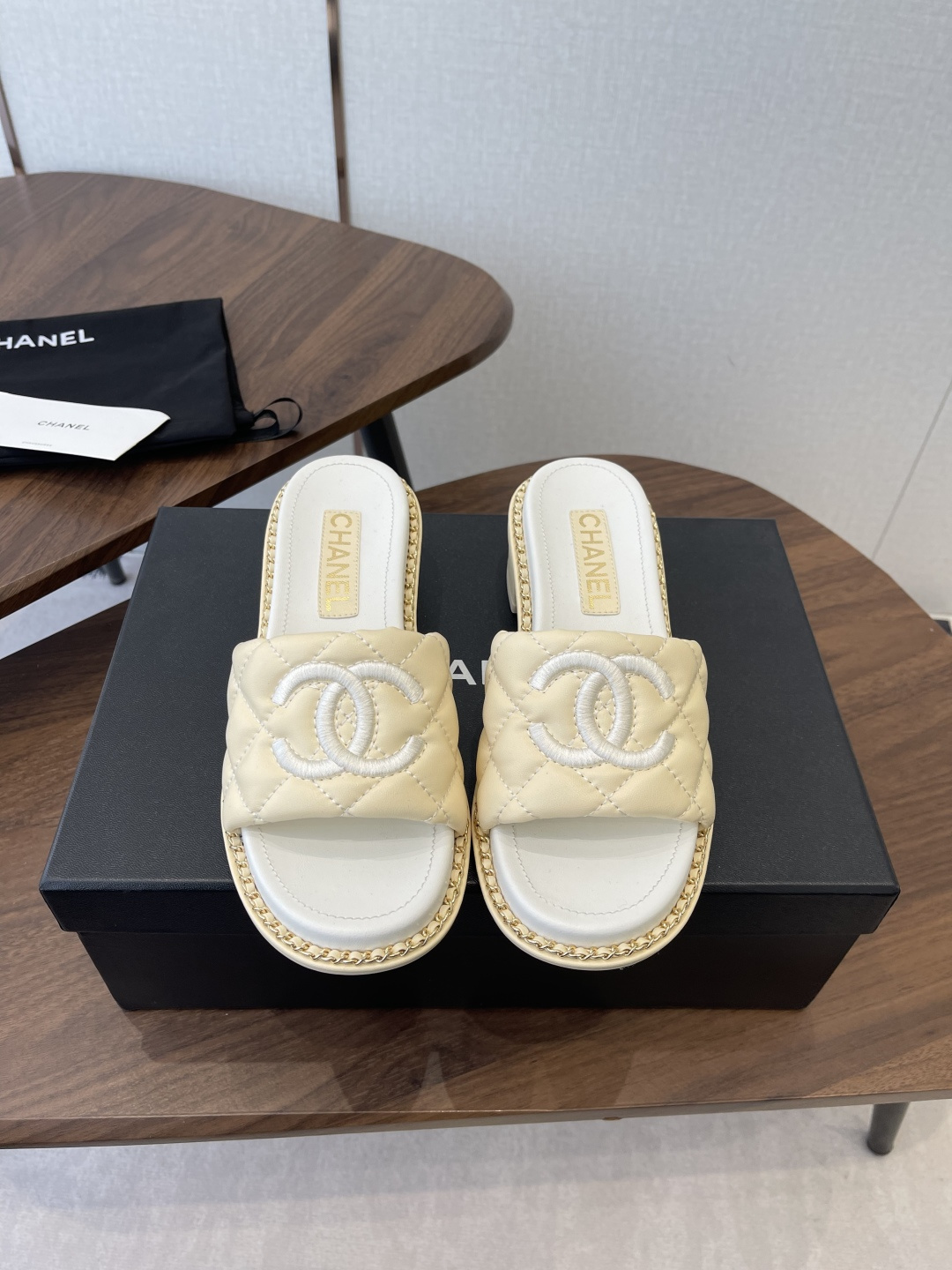 NO:901463,Chanel Xiaoxiang 26ss new spring and summer vacation sheepskin lazy slippers A new design of Xiaoxiang The upper is decorated with chain C hardware. It is simple and versatile and looks super beautiful no matter how you look at it. The upper is made of imported sheepskin and the lining is sheepskin. The outsole is Italian genuine leather. Size#35-41 (40 41 custom-made and non-refundable), slippers, chanel, slippers, sheepskin, Leather soles19860909Chanel 小香 26ss 春夏新品度假 羊皮 懒人拖 小香的一款全新设计 鞋面搭配链条C五金装饰 简约百搭上脚超级美的 怎么看都超美 鞋面采用进口羊皮 内里垫脚羊皮 大底意大利真皮大底 Size#35-41（40 41 订做不退换）,拖鞋,chanel,slippers,sheepskin,Leather soles,Women's Shoes