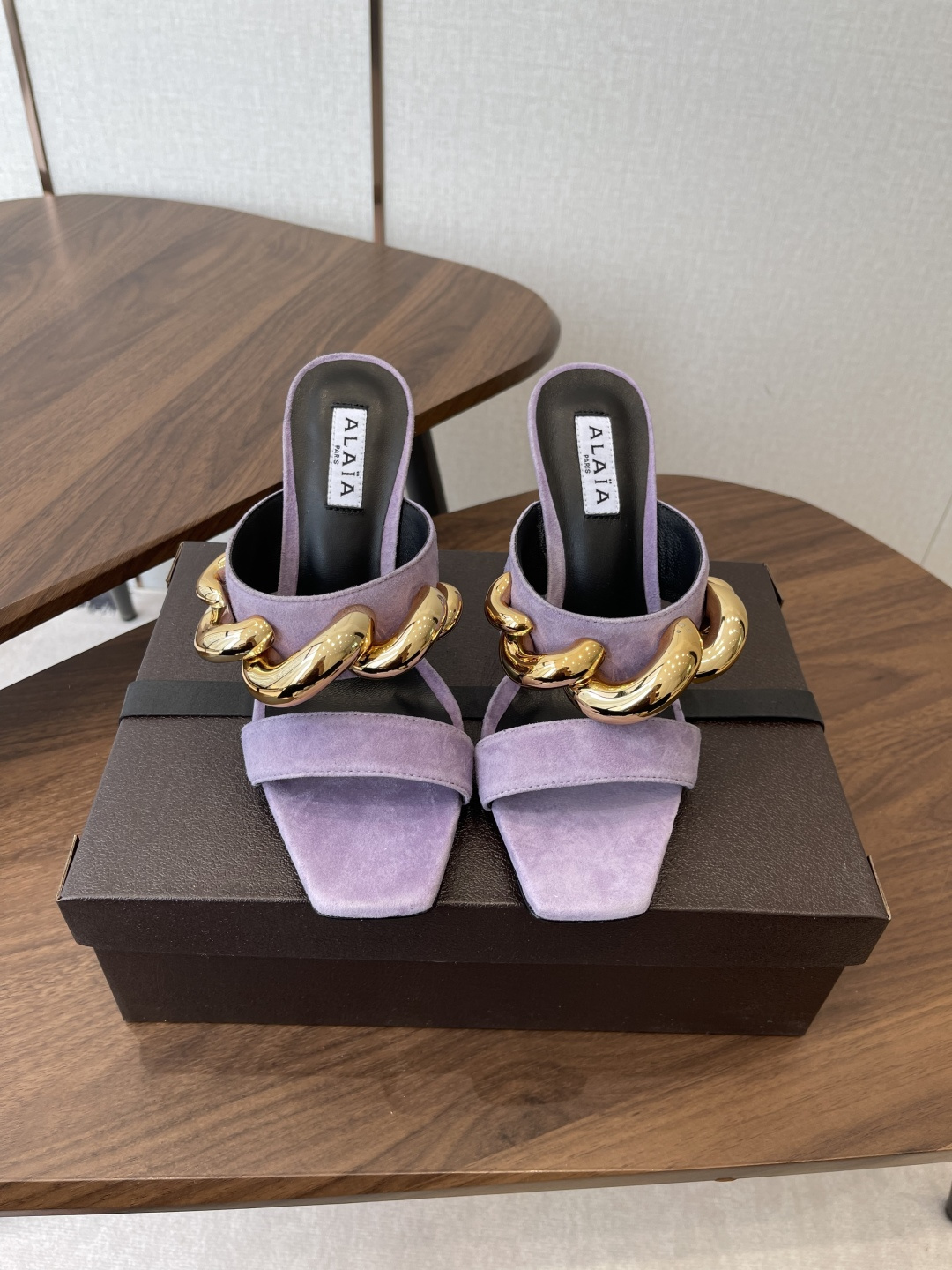 NO:901451,ALAA26ss early spring new chain-embellished lame-heeled sandals. The upper is made of soft suede, which is delicate and elastic to the touch. The natural pleated design of the shoe body brings a lazy and casual temperament. The metal chain is made of thick golden brass, and the surface has been polished to give it a strong luster, which is in sharp contrast to the soft leather.  The double-layer interlaced metal chain on the upper is the brand's iconic element, both recognizable and decorative; the laceless slip-on design is easy to put on and take off, and the tailoring that fits the foot ensures stability when walking. Upper patent leather/suede, lining sheepskin, leather outsole size 35-41 (customized sizes 40 and 41 are non-returnable), high-heeled shoes, sandals, high heels, slippers, sheepskin, chamois leather, Leather  soles19860909ALAA26ss 早春新款链条装饰跛跟凉鞋 鞋面采用柔软的麂皮,触感细腻且富有弹性,鞋身自然褶皱的设计自带慵懒随性的气质；金属链条选用厚重的金色黄铜材质,表面经过抛光处理,光泽感强烈,与柔软皮革形成鲜明对比. 鞋面上的双层交错金属链条是品牌标志性元素,兼具辨识度与装饰性；无鞋带的套脚设计穿脱便捷,贴合脚面的剪裁保证了行走时的稳定性. 鞋面漆皮/麂皮 内里羊皮 大底真皮大底 size35-41码（40、41码定制不退换）,高跟鞋拖鞋,sandals,high heels,slippers,sheepskin,chamois leather,Leather soles,Women's Shoes
