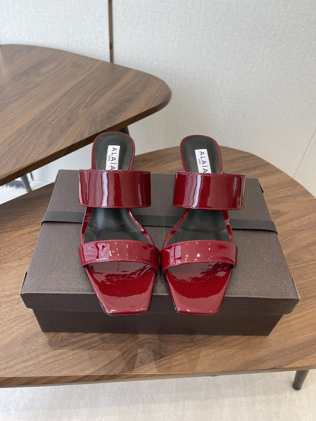 NO:901456,ALAA 26ss spring and summer new style, super elegant wedge heel silk shoes, a very popular sandal recently, ALAA | super elegant low heels, these shoes are really relaxing! ! ! Super comfortable on the feet. A wearable and fashionable pair with different styles. You can easily control different styles, whether jeans, suit pants, or pleated skirts, it can upgrade your outfit to fashion. The fabric is original and customized, imported silk/suede lining, imported sheepskin. Outsole. Italian imported genuine leather outsole. Size#35-40 (40 orders made, non-refundable), high heels and slippers, sandals, high heels, slippers, skirts, jeans, business suit,sheepskin,real silk,chamois leather,Leather soles19860909ALAA 26ss 春夏季新款 超有气质的 坡跟 真丝鞋 最近超火的一款凉鞋 ALAA|超有气质的低跟鞋 这双鞋真的松弛感拉满！！！ 上脚超级舒适 好穿又时髦的一双配上不同款式,不同风格都能轻松驾驭,无论牛仔裤,西装裤,还是百褶裙,都能将你的穿搭提升到时尚 面料原版订制进口真丝 /麂皮內里垫脚进口羊皮 大底意大利进口真皮大底 Size#35-40（40订做不退换）,高跟鞋拖鞋,sandals,high heels,slippers,skirts,jeans,business suit,sheepskin,real silk,chamois leather,Leather soles,Women's Shoes