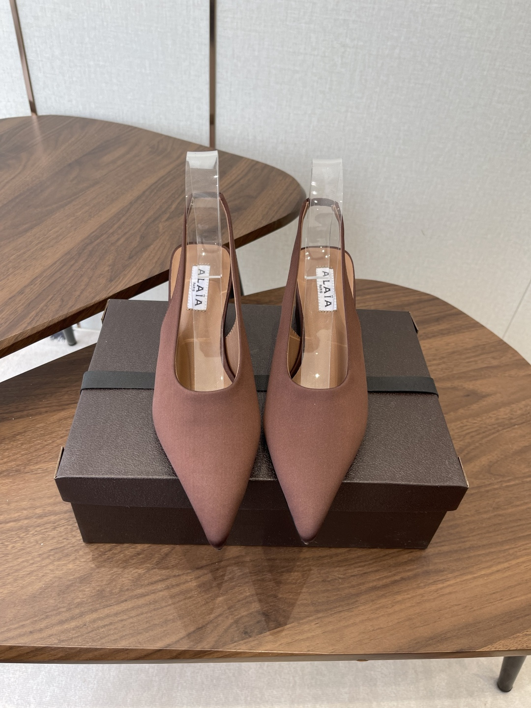 NO:901447,ALAA 25ss new style for spring and summer. Super elegant wedge-heeled silk shoes. Recently a very popular point-toe shoe. ALAA | Super elegant low-heeled shoes. This pair of shoes is really relaxing! ! ! Super comfortable on the feet. A wearable and fashionable pair with different styles. You can easily control different styles. Whether it is jeans, suit pants, or pleated skirts, it can upgrade your outfit to fashion. The fabric is original and customized, imported silk/suede lining, imported sheepskin. Outsole imported from Italy. Genuine leather outsole. Heel height 6.5mm. Size#35-40 (40 orders made, non-refundable). High heels sandals, sandals, high heels, skirts, jeans, business suit,sheepskin,real silk,chamois leather,Leather soles19860909ALAA 25ss 春夏季新款 超有气质的 坡跟 真丝鞋 最近超火的一款尖头鞋 ALAA|超有气质的低跟鞋 这双鞋真的松弛感拉满！！！ 上脚超级舒适 好穿又时髦的一双配上不同款式,不同风格都能轻松驾驭,无论牛仔裤,西装裤,还是百褶裙,都能将你的穿搭提升到时尚 面料原版订制进口真丝 /麂皮內里垫脚进口羊皮 大底意大利进口真皮大底 跟高6.5mm Size#35-40（40订做不退换）,高跟鞋凉鞋,sandals,high heels,skirts,jeans,business suit,sheepskin,real silk,chamois leather,Leather soles,Women's Shoes