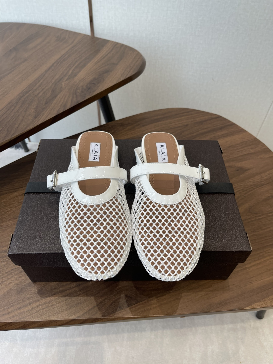 NO:901442,Mesh ALAIA 26ss spring and summer half slippers French high-end first-line haute couture brand AzzedineAlaia: the last craftsman in the fashion industry. The king of tailoring that is only loyal to showing off the curves of the female body. The brand Alaia, founded in 1979, has always been selling fashionable and stylish women's shoes. It is well-known in the Paris fashion industry and the world. Victoria Beckham, Michelle Obama, Ladygaga, Madonna, are all admirers and number one fans of ALAA.  Original custom-made upper, original molded Australian diamond, sheepskin lining, rubber sole, Size#35-42 (40 41 42 customized, non-returnable), half drag, alaia, slippers, sheepskin19860909网面 ALAIA 26ss 春夏 半拖鞋 法国高端一线高定品牌 AzzedineAlaia:时尚界最后的手艺人 只忠于展现女性身体曲线的裁剪之王 始创于1979年的品牌Alaia 一直主售时装感十足的型格女鞋 巴黎时装界以及全世界都享有盛誉维多利亚贝克汉姆,米歇尔奥巴马,Ladygaga ,麦当娜, 都是ALAA的崇拜者和头号粉丝 鞋面原版定制原版开模澳钻 内里羊皮 鞋底橡胶底 Size#35-42（40 41 42订做不退换）,半拖,alaia,slippers,sheepskin,Women's Shoes