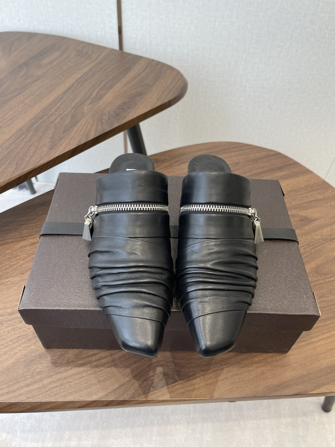 NO:901431,ALAIA 2026 Spring and Summer New Mules, High Heels, Sandals This is a pointed-toe Mule shoe from ALAIA. The upper is made of glossy patent leather, and the toe is decorated with the brand's iconic horsebit metal decoration. It is simple yet has a high-end feel.  The half-covered design of Mules not only retains the casualness of slippers, but also has the elegance of high heels. It is a versatile tool for commuting, dating, parties and other scenes. The heel height is moderate, comfortable and not tiring for daily wear, suitable for you who pursue sophistication but do not want to sacrifice comfort. Size 35-39 (40.41 custom-made, non-refundable), half-mary jane, alaia, mary jane, high heels, slippers19860909ALAIA阿莱亚2026春夏新款 穆勒鞋 高跟 凉拖鞋 这是一款来自ALAIA阿莱亚的尖头穆勒鞋,鞋面采用亮面漆皮材质,鞋头饰有品牌标志性马衔扣金属装饰,简约中透着高级感. 穆勒鞋的半包设计既保留了拖鞋的随性,又兼具高跟鞋的优雅,是通勤、约会、派对等多场景的百搭利器.鞋跟高度适中,日常穿着舒适不累脚,适合追求精致感又不想牺牲舒适度的你. Size 35-39（40.41定做不退换）,半拖玛丽珍,alaia,mary jane,high heels,slippers,Women's Shoes