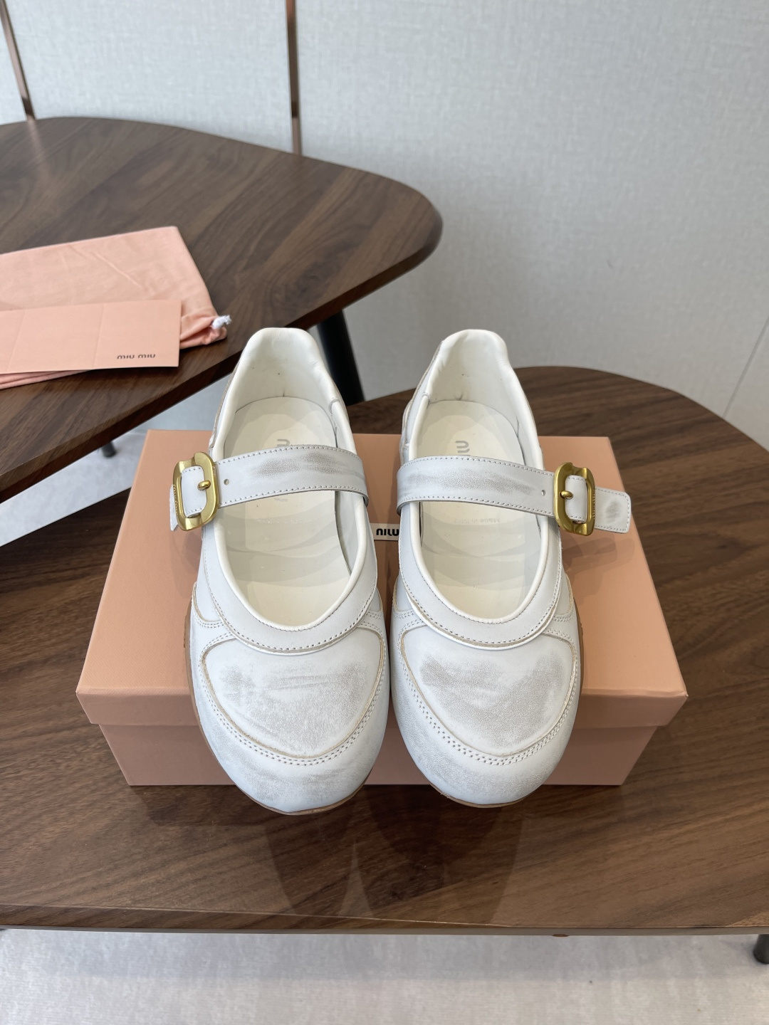 NO:901464,Casual shoes Mary Jane Miu Miu 26ss Miu Miu's new spring and summer catwalk style Brogue carved buckle Loafer moral training shoes Retro casual sports shoes Based on classic retro shoe styles Textured leather outlines smooth lines Retro outline metal buckles and shoelace design are cleverly integrated to break the rules and inject an uninhibited soul into the whole. Every step takes a casual and fashionable attitude. Collide with the concepts you love at the moment and convey modern style~  It looks good no matter how you wear it. This summer’s fashionista favorite is super comfortable on the feet. The upper is imported polished cowhide, the lining is sheepskin, and the sole is original molded rubber outsole. Size35-39 (40.41 custom-made and non-refundable), Mary Jane, miumiu, loafers, mary jane, sneakers, cowhide, sheepskin19860909休闲鞋 玛丽珍Miu Miu 26ss 缪缪春夏新款走秀款 布洛克雕花搭扣 乐福鞋款德训鞋 复古休闲运动鞋 以经典复古鞋型为蓝本 质感皮革勾勒流畅线条 复古轮廓金属扣与鞋带设计巧妙融合 打破常规 为整体注入不羁灵魂 每一步都踏出随性又时髦的态度. 与此刻挚爱的概念,多元对撞,传达现代风格~ 怎么穿都好看今夏时髦精最爱 上脚超级舒服 鞋面进口擦色牛皮 内里垫脚羊皮 鞋底原版开模橡胶大底 Size35-39（40.41定做不退换）,玛丽珍,miumiu,loafers,mary jane,sneakers,cowhide,sheepskin,Women's Shoes