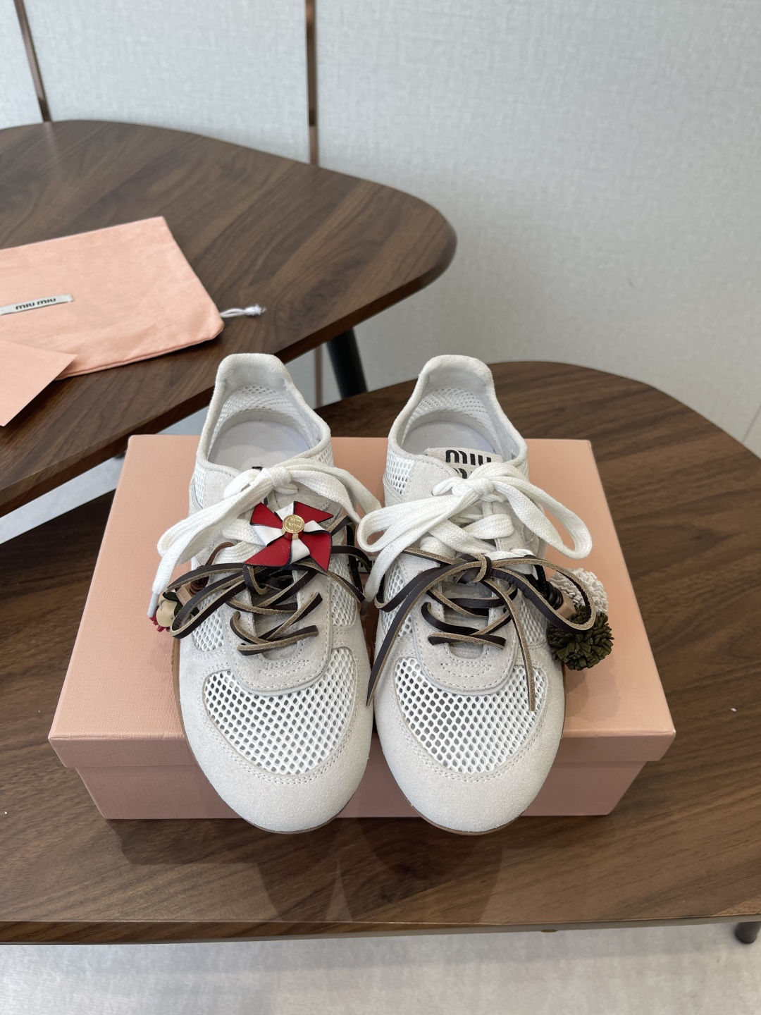 NO:789139,Miu Miu 26ss New Color Spring and Summer New Catwalk MiuMiu Couple Style Mary Jane Style Casual Shoes Show Craftsmanship Detailed Close-ups from the Miu Miu Series New Season Trend Element One Collision with the beloved concepts of the moment, multiple collisions, conveying modern style ~ Looks good no matter how you wear it This summer’s fashionista favorite Does not look very comfortable The upper foot is super comfortable Imported fabrics Breathable mesh fabric Original lining Original outsole Original sole  Size#Female 35-40 (40 is custom-made and cannot be returned or exchanged), casual shoes/sports shoes, miumiu, mary jane, sneakers19860909Miu Miu 26ss 新色 春夏新款走秀MiuMiu 情侣款 玛丽珍款德训 休闲鞋 秀场工艺来自Miu Miu系列的细节特写 新季的潮流要素一 与此刻挚爱的概念,多元对撞,传达现代风格~ 怎么穿都好看今夏时髦精最爱 看起来不怎么舒服 上脚超级舒服 面料进口对版透气网布 内里原版内里 大底原版鞋底 Size#女35-40（40订做不退换）,休闲鞋/运动鞋,miumiu,mary jane,sneakers,Women's Shoes