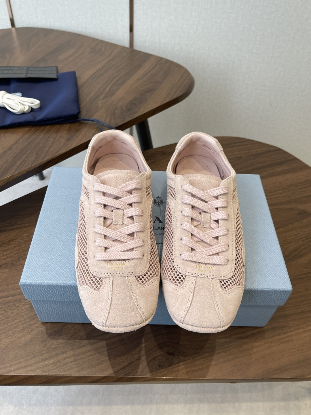 NO:901459,Prada Prada Pjia 26ssfw new new lace-up casual shoes ballet shoes moral training shoes low-key luxury lazy shoes, the best choice for the rich!  The soft rubber sole is known as the feeling of stepping on clouds ~ 100% comfort. The upper is made of fine material, and the shoe shape is full of wrapping, soft and textured!  Full of high-end feel!  Upper: cowhide and original molded mesh; lining: sheepskin + cloth; sole: TPU non-slip outsole; Size 35-39 (customized for 40 units, non-returnable); ballet shoes; prada; prada; sheepskin19860909Prada普拉达 P家26ssfw new新款系带休闲鞋芭蕾舞鞋 德训鞋 低调奢华懒人鞋,富人的不二选择！ 软 胶底素有踩云感之称～舒适度百分百 细腻材质鞋面,鞋型包裹感十足,柔和而有质感！高级感满满！ 鞋面 牛绒加原版开模网布 内里 羊皮+布 鞋底tpu防滑大底 Size 35-39（40定制不退换）,芭蕾舞鞋,prada,prada,sheepskin,Women's Shoes