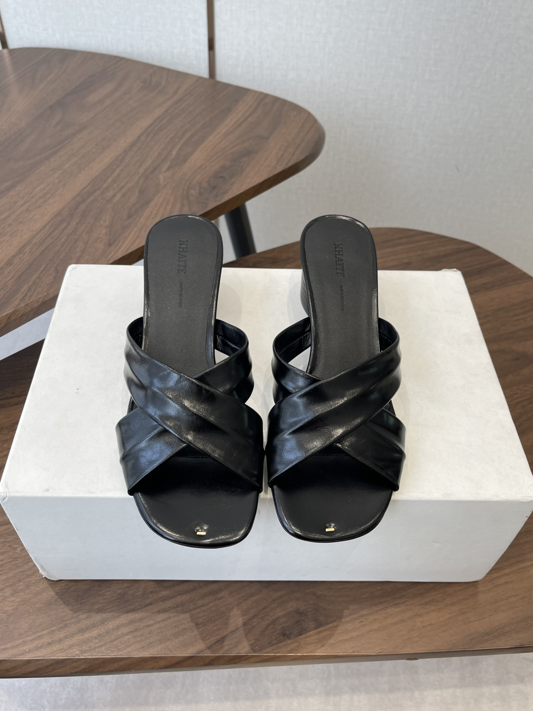 NO:901455,Khaite 26ss new spring and summer style, thick heel, square toe, sandal mule slippers. It has its own hazy beauty, high-end and decent. You can also go out beautifully in summer with slippers. The sparkling and cute embellishments add a gorgeous and romantic feeling. It is easy to be attracted at a glance. It can be matched with a wide range of occasions and can show elegant charm in daily life or party activities. The upper material is original open-molded butter calfskin. The lining is imported grain mixed sheepskin.  Original two-color Italian leather outsole Size 35-41 (40 to 41 customized, non-returnable), slippers, sandals, slippers, cowhide, sheepskin, Leather soles19860909khaite 26ss 春夏新款 粗跟 方头 凉鞋穆勒拖 自带仙气朦胧美,高级又不失体面,夏天穿个拖鞋也能美美的出街 闪闪惹人爱的点缀更增添了份华丽浪漫感很容易一眼就被吸引 搭配场合也挺广泛的日常或者派对活动都能展现优雅的魅力气质 鞋面材质原版开模牛油小牛皮 内里进口粒面混种羊皮 原版双色意大利真皮大底 Size35-41（40 41订做不退换）,拖鞋,sandals,slippers,cowhide,sheepskin,Leather soles,Women's Shoes