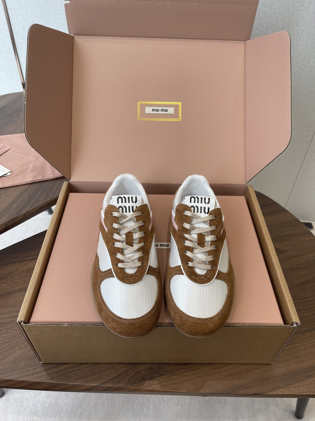 NO:901452,(Official website sync box packaging) Miu Miu 26ss new color spring and summer new catwalk Miu Miu couple model Mary Jane moral training casual shoes show craftsmanship details from the Miu Miu series close-up of the new season's trend element 1 and the concept of love at the moment, multiple collisions, conveying modern style ~ Looks good no matter how you wear it, this summer's fashionista favorite does not look very comfortable Super comfortable on the feet Imported fabrics Breathable mesh lining Original lining  Outsole original sole Size#Female 35-40 (40 is custom-made and cannot be returned or exchanged), casual shoes/sports shoes, miumiu, mary jane, sneakers19860909（官网同步盒包装） Miu Miu 26ss 新色 春夏新款走秀MiuMiu 情侣款 玛丽珍款德训 休闲鞋 秀场工艺来自Miu Miu系列的细节特写 新季的潮流要素一 与此刻挚爱的概念,多元对撞,传达现代风格~ 怎么穿都好看今夏时髦精最爱 看起来不怎么舒服 上脚超级舒服 面料进口对版透气网布 内里原版内里 大底原版鞋底 Size#女35-40（40订做不退换）,休闲鞋/运动鞋,miumiu,mary jane,sneakers,Women's Shoes