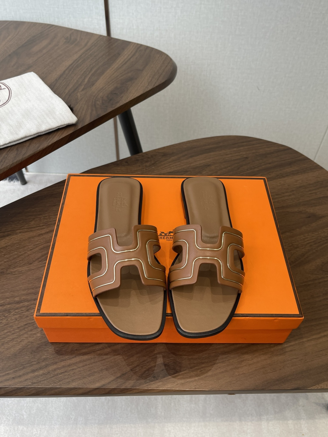 NO:789141,Hermes Spring and Summer Classic H Slippers Classic H Slippers, a must-have style for every summer!  One of the must-have items on every girl’s wish list!  Whether it’s daily wear or traveling, it’s really stylish and doesn’t need to be too high!  All materials are directly original Italian Hermès materials!  The advantage of genuine Italian leather is that it feels very good, and while keeping the leather soft and delicate, it also makes the overall shoe very three-dimensional. How can I put it, the overall style is very stylish!  Don’t miss this classic model!  All raw materials Size#35-41 (40 to 41 are custom-made and cannot be returned or exchanged), slippers, hermes, hermes, slippers19860909Hermes 爱马仕春夏经典款 H拖鞋 经典H拖,每个夏天必入的款式！每个女孩 愿望List必收款之一！日常穿搭,还是出去旅游什么的,真的逼格不要太高！ 所有材料都是直接意大利爱马仕材料原装！ 意大利正品的皮料的好处在于 手感特别好 并且在保持皮料柔软细腻的同时 又会让鞋子整体非常立体 怎么说呢 就是整体非常有型！这样的经典款遇到不要错过！ 全原材料 Size#35-41（40 41订做不退换）,拖鞋,hermes,hermes,slippers,Women's Shoes