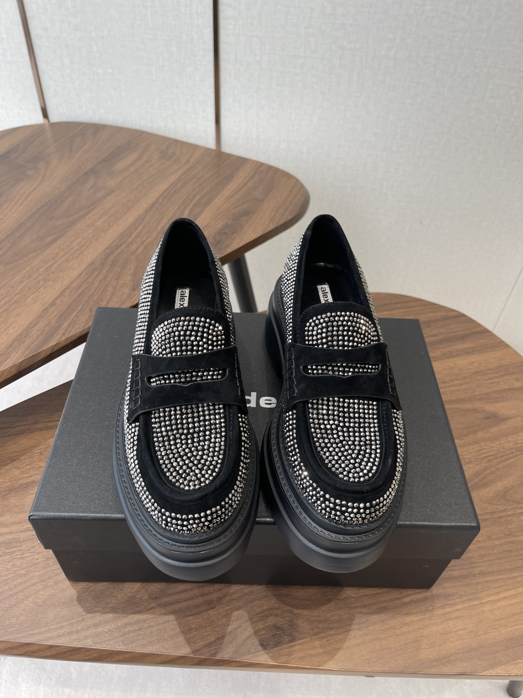 NO:788728,Alexander Wang26ss new thick-soled loafers for early spring. Matte black soles are calm and high-end. They are decorated with diamonds but are not exaggerated. Classic penny loafers + thick-soled design. The perfect blend of retro and modern. The saw-tooth thick soles quietly increase the height. They are stable and not tiring when walking. They are smart and neat when worn with suits for commuting. They are sexy and flirty when paired with miniskirts. They are an indispensable light luxury item in the shoe cabinet of urban beauties.  The black bottom is stain-resistant and versatile, and looks good with anything. You can wear it to school to look like a sweet and cool school girl, to go to work to look like a sophisticated sister, or to wear to disco like a hot girl. The upper is sheepskin/hot diamond, the lining is sheepskin, the outsole is foam, size 35-40 (customized size 40 is non-refundable), the heel height is 7cm, loafers, loafers, skirts, business suits, sheepskin, sheepskin.19860909Alexander Wang26ss早春新款厚底乐福鞋 哑光黑底沉稳高级,满钻装饰却不浮夸,经典便士乐福版型+厚底设计,复古感与现代感完美融合,锯齿厚底悄悄增高,走路稳又不累,通勤搭西装干练利落,约会配小裙性感撩人,是都市丽人鞋柜里不可或缺的轻奢单品. 黑底耐脏又百搭,配什么都好看,上学穿是甜酷学妹,上班穿是精致姐姐,蹦迪穿是辣妹天花板. 鞋面羊京/烫钻 内里羊皮 大底发泡大底 size35-40码（40码定制不退换） 跟高7cm,乐福鞋,loafers,skirts,business suit,sheepskin,sheep,Women's Shoes