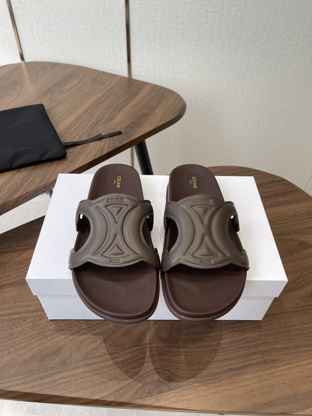 NO:788726,Celine 26ss spring and summer new Roman thick-soled Arc de Triomphe slippers, holiday style must-have Celine beach shoes, thick-soled slippers, original version purchased and developed, latest counter, imported sheepskin fabric super soft and comfortable, original version molded rubber outsole will not be very long, Size #35-41 (41 customized, non-refundable), slippers, celine, celine, slippers, sheepskin19860909Celine 26ss春夏新款罗马厚底凯旋门 拖鞋 度假风必备 赛琳沙滩鞋,厚底拖鞋 原版本购入开发 专柜最新 进口羊皮面料超级柔软舒适原版本开模橡胶大底不会很总 Size#35-41（41订做不退换）,拖鞋,celine,celine,slippers,sheepskin,Women's Shoes