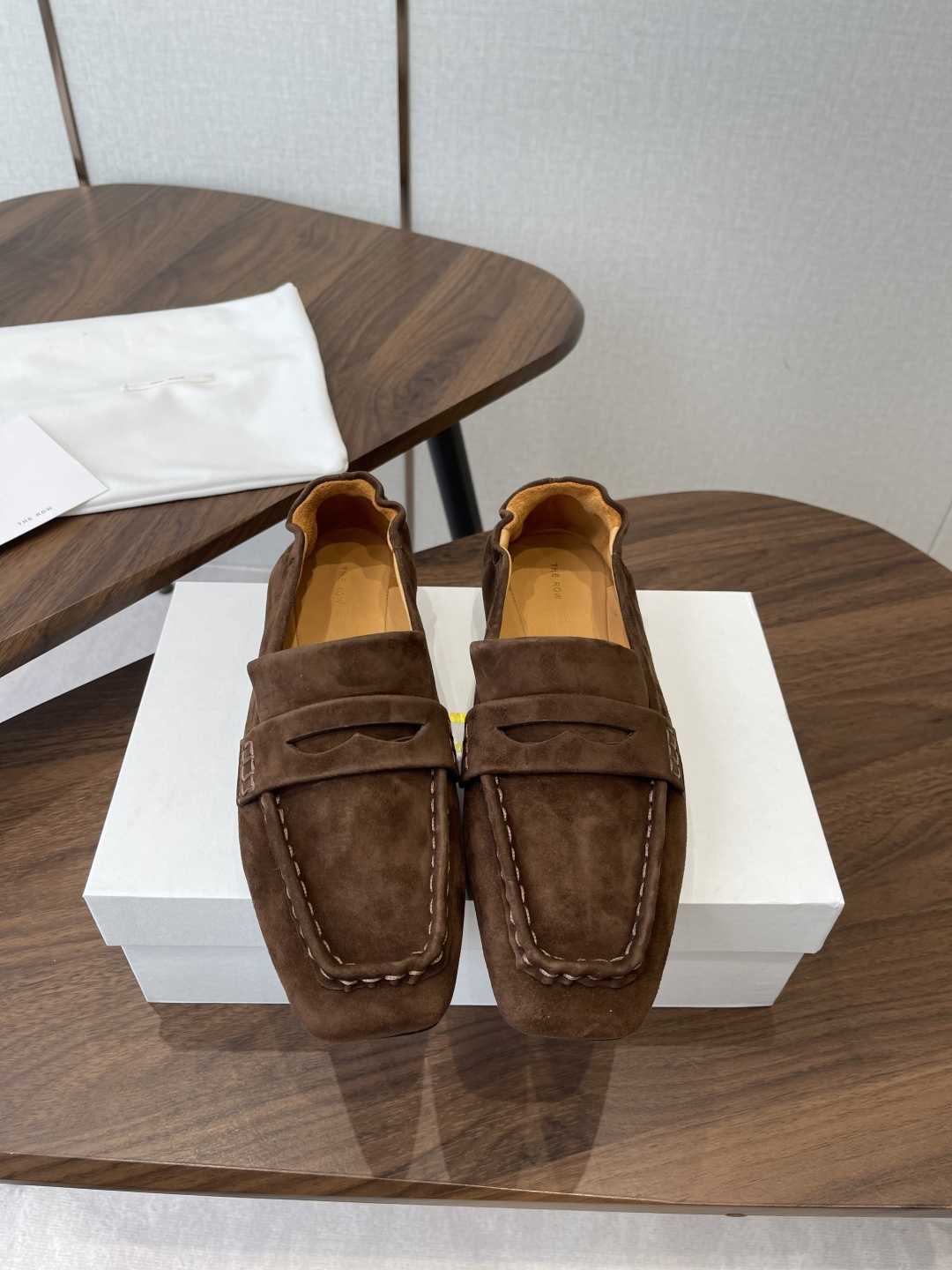 NO:788724,The Row26ss early spring new suede square-toe loafers made in Guangzhou  The finishing touch of the autumn atmosphere has to be this one. It wraps your feet in soft waxy suede and outlines the outline with hand-stitching. The penny buckle is simple and exquisite. The elastic design of the heel fits the shape of your feet. It is easy to put on and take off without rubbing your feet. It is soft  The bottom is soft and the surface is extremely comfortable. The rich wine red, gentle sand color, and dark brown are calm, which will give you a gentle texture throughout autumn and winter. Paired with a coat, it looks like a French sister, and with a knitted sweater, it looks like a lazy schoolgirl. Every step brings velvet warmth.  The velvet charm conceals autumn, and your steps are relaxed. The suede suede surface + classic penny buckle unlocks the autumn retro aesthetics. Three colors are available to provide you with the gentle velvet feeling throughout the season. The flat and soft elasticity coexists comfort and appearance. Every step is effortless and high-end. The upper is made of calfskin and the lining is water-dyed cowhide. The outsole is injection molded with Italian genuine leather.  size 35-40 (customized sizes 40 are non-refundable), loafers, loafers, cowhide, chamois leather, Leather soles19860909莞产The Row26ss早春新款麂皮方头乐福鞋 秋日氛围感的点睛之笔,非它莫属,软糯麂皮包裹双脚,手工缝线勾勒轮廓,便士扣简约又精致,后跟松紧设计贴合脚型,穿脱方便还不磨脚,软底软面巨舒服.酒红浓郁、沙色温柔、深棕沉稳,承包你整个秋冬的温柔质感,配大衣是法式姐姐,配针织衫是慵懒学姐,每一步都带着绒绒暖意. 绒韵藏秋,步履松弛,麂皮绒面+经典便士扣,解锁秋日复古美学,三色可选,承包你整个季节的绒感温柔.平底软弹,舒适与颜值并存,每一步,都是不费力的高级. 鞋面胎牛绒 内里水染牛皮 大底意大利真皮大底注塑射出 size35-40码（40码定制不退换）,乐福鞋,loafers,cowhide,chamois leather,Leather soles,Women's Shoes