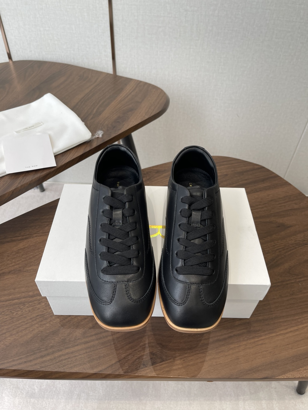 NO:788720,The Row26ss early spring retro new flat-toe moral training shoes casual shoes produced in Dongguan have no unnecessary decoration, and only use neat stitching and splicing to outline the shoe shape, showing a high-end texture in a low-key manner. Based on the classic moral training shoes, the shape of the low top and rounded toe is simple and versatile. It is suitable for suits, wide-leg pants, dresses and other styles. It is a 'universal oil' item for daily wear.  The soft leather material and loose and moderate shoe last fit the shape of the foot immediately, without the need for running-in. Wearing barefoot will not chafe your feet. It can be matched with minimalist style commuting clothes, as well as casual jeans and sports pants. It can be worn in all seasons. It is a highly utilized 'lazy shoe'. The upper is imported calfskin, and the lining is imported full-grain mixed sheepskin. The original open-molded outsole is 2cm taller.  size 35-41 (40.41 customization is not returnable), casual shoes/sports shoes, sneakers, skirts, jeans, business suit, cowhide, sheepskin19860909莞产The Row26ss早春复古新款平头德训鞋休闲鞋 无多余装饰,仅通过利落的车线与拼接勾勒鞋型,低调中尽显高级质感.以经典德训鞋为原型,低帮和圆润鞋头的造型简约百搭,适配西装、阔腿裤、连衣裙等多种风格,是日常穿搭的“万金油”单品. 柔软的皮革材质与宽松适度的鞋楦,上脚即贴合脚型,无需磨合,赤脚穿也不会磨脚.既能搭配极简风的通勤装,也能适配休闲感的牛仔裤、运动裤,四季都能穿,是利用率极高的“懒人鞋”. 鞋面进口小牛皮 内里进口全粒面混种羊皮 大底原版开模大底 增高2cm size35-41码（40.41定制不退换）,休闲鞋/运动鞋,sneakers,skirts,jeans,business suit,cowhide,sheepskin,Women's Shoes