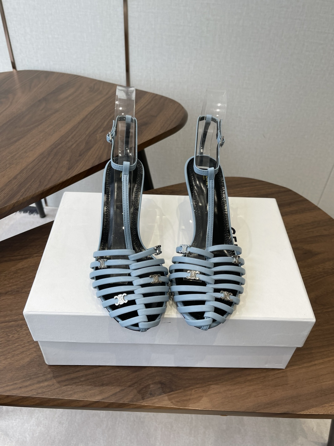 NO:788716,Celine spring and summer Arc de Triomphe fashion shoes, soft open-foot design, ankle straps. The upper feet are really super slim and beautiful. The C family's specific exquisite Arc de Triomphe logo is so beautiful. Original calfskin on the upper. The lining/foot pads are made of top-grade mixed sheepskin. Italian genuine cowhide outsole. Heel height 7.5cm. Size35-40 (40 orders are not returnable). High-heeled sandals, celine, chanel, sandals, high heels, cowhide, sheepskin.19860909Celine春夏凯旋门时装鞋 柔美的露脚设计,脚踝绑带. 上脚真的超级显瘦超级美 C家特定的精致凯旋门logo 好看到爆 鞋面原版小牛皮 内里/垫脚采用顶级混种羊皮 意大利真牛皮大底 跟高7.5cm Size35-40(40订做不退换),高跟鞋凉鞋,celine,chanel,sandals,high heels,cowhide,sheepskin,Women's Shoes